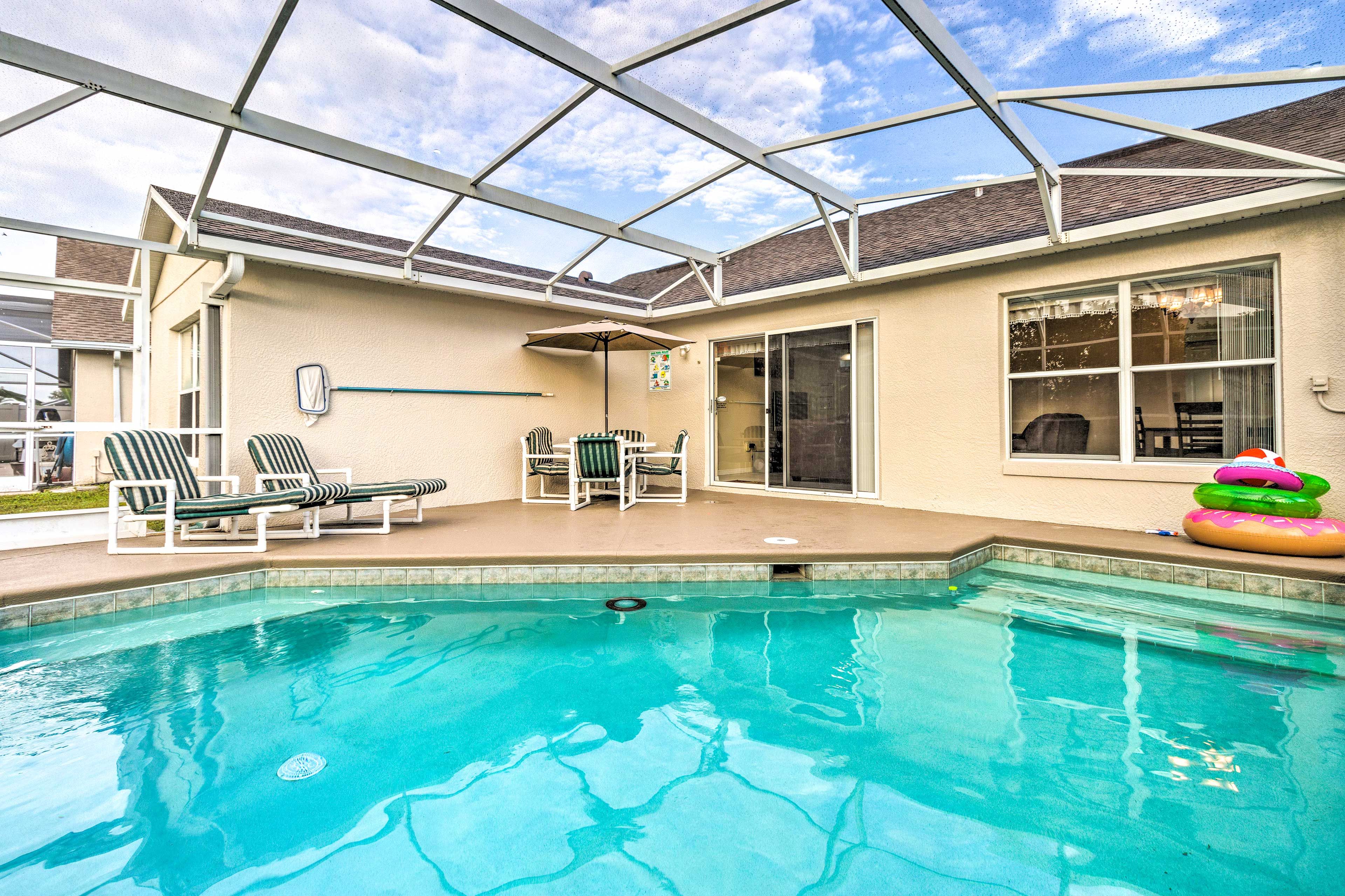 Lanai | Outdoor Dining Area | Pool Toys