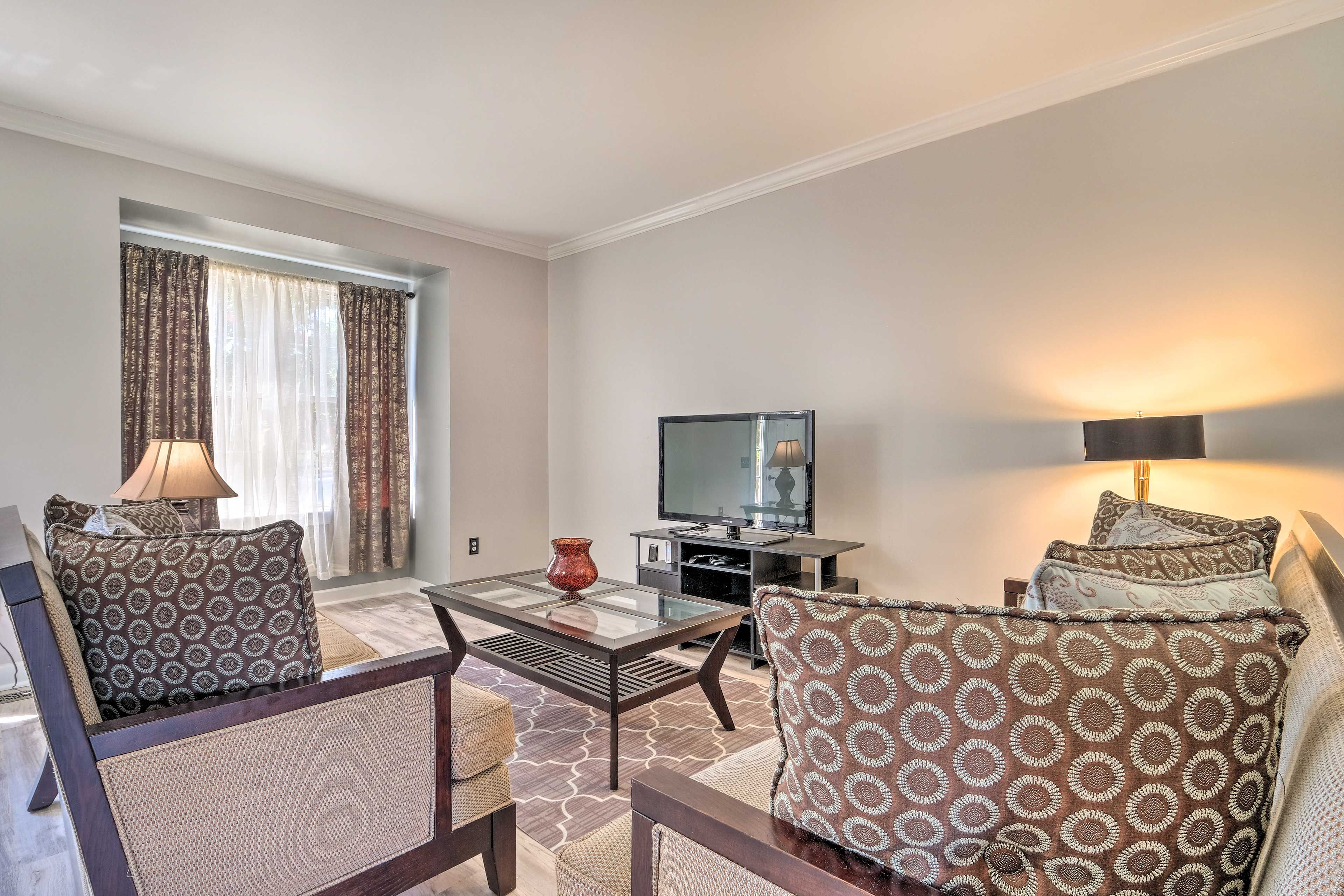 Living Room | Smart TV | Coffee Table