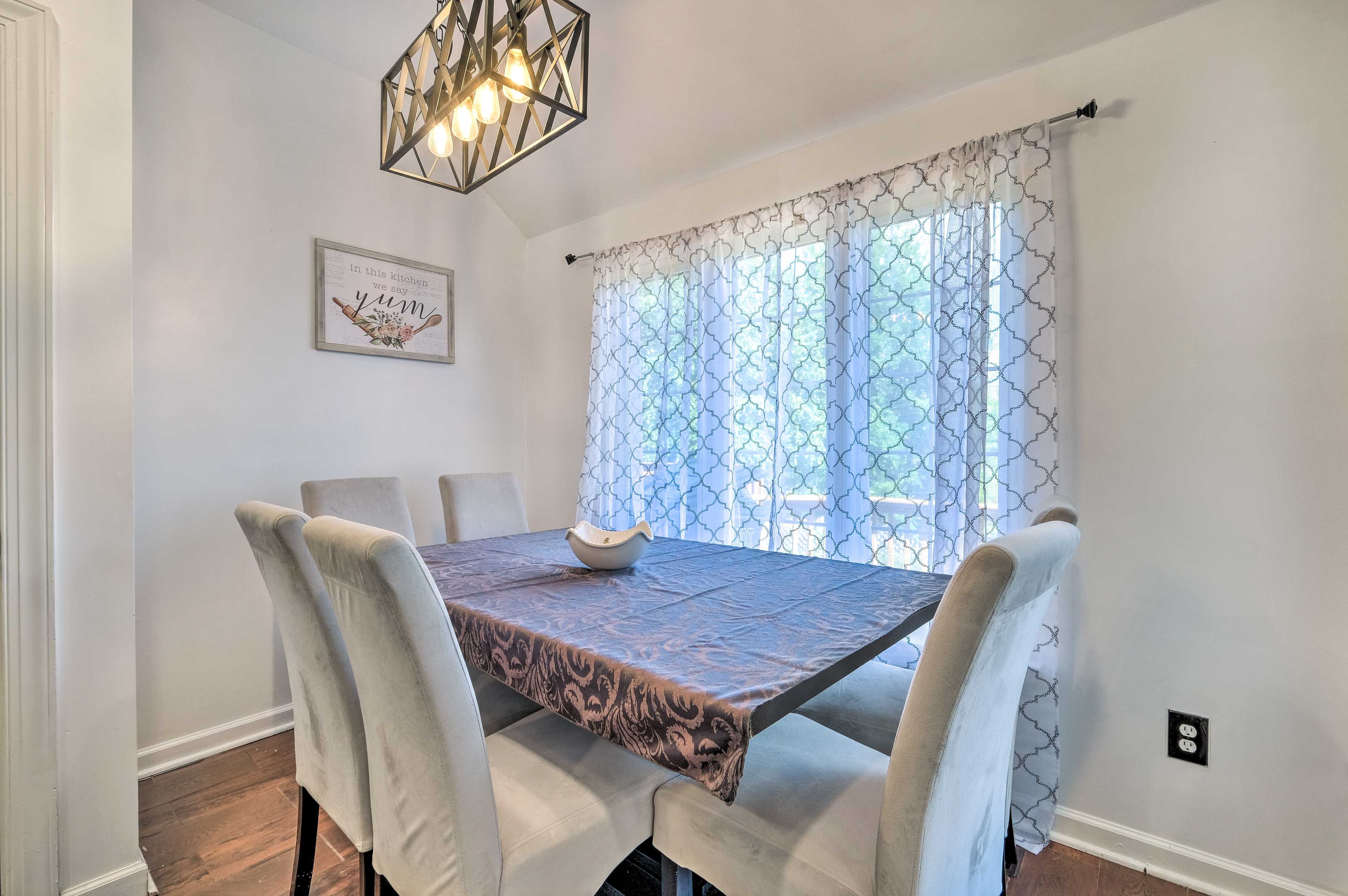 Dining Area | Dining Table | Dishware/Flatware