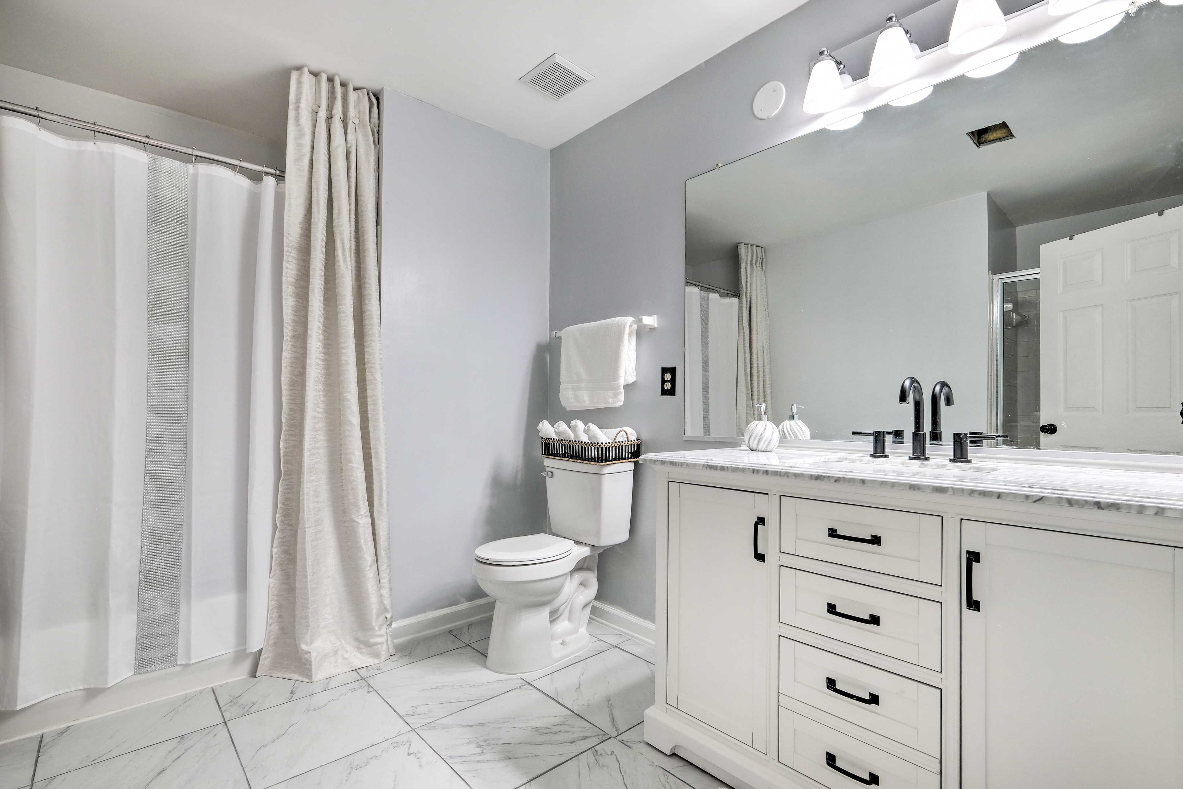 Full Bathroom | 2nd Floor | Walk-In Shower | Shower/Tub Combo