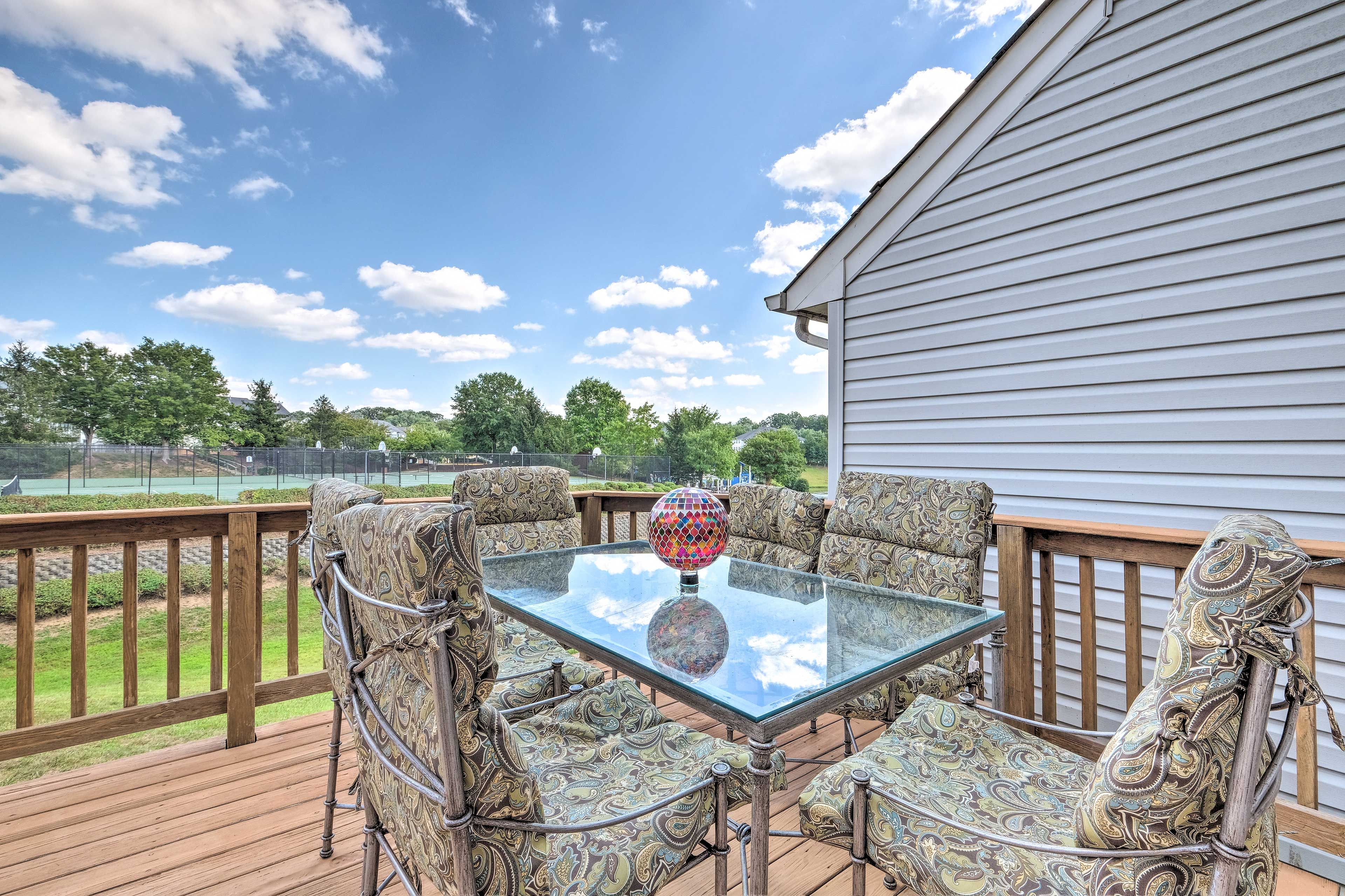 Deck | Outdoor Seating & Dining