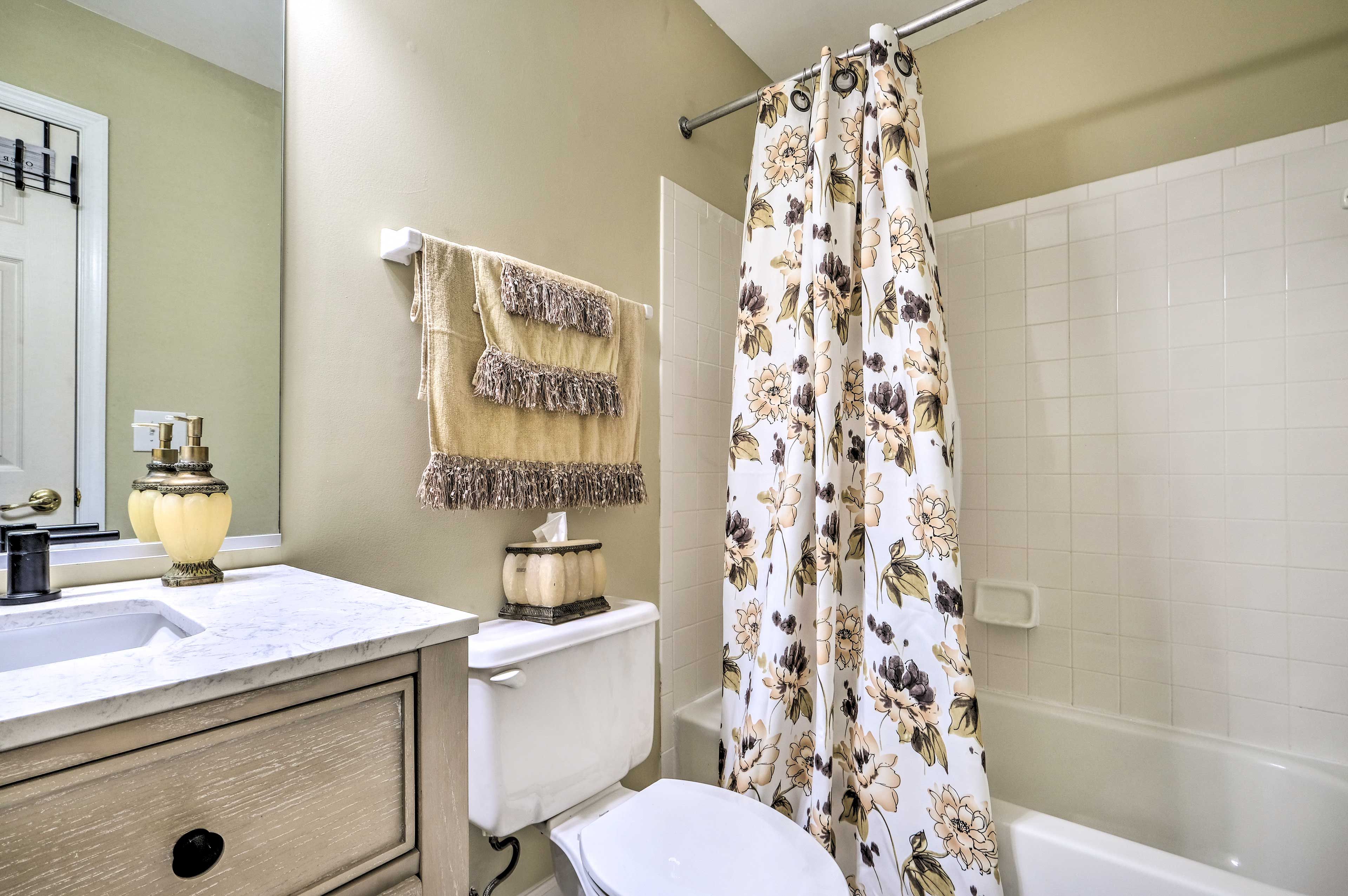 Full Bathroom | 2nd Floor | Shower/Tub Combo | Hair Dryer