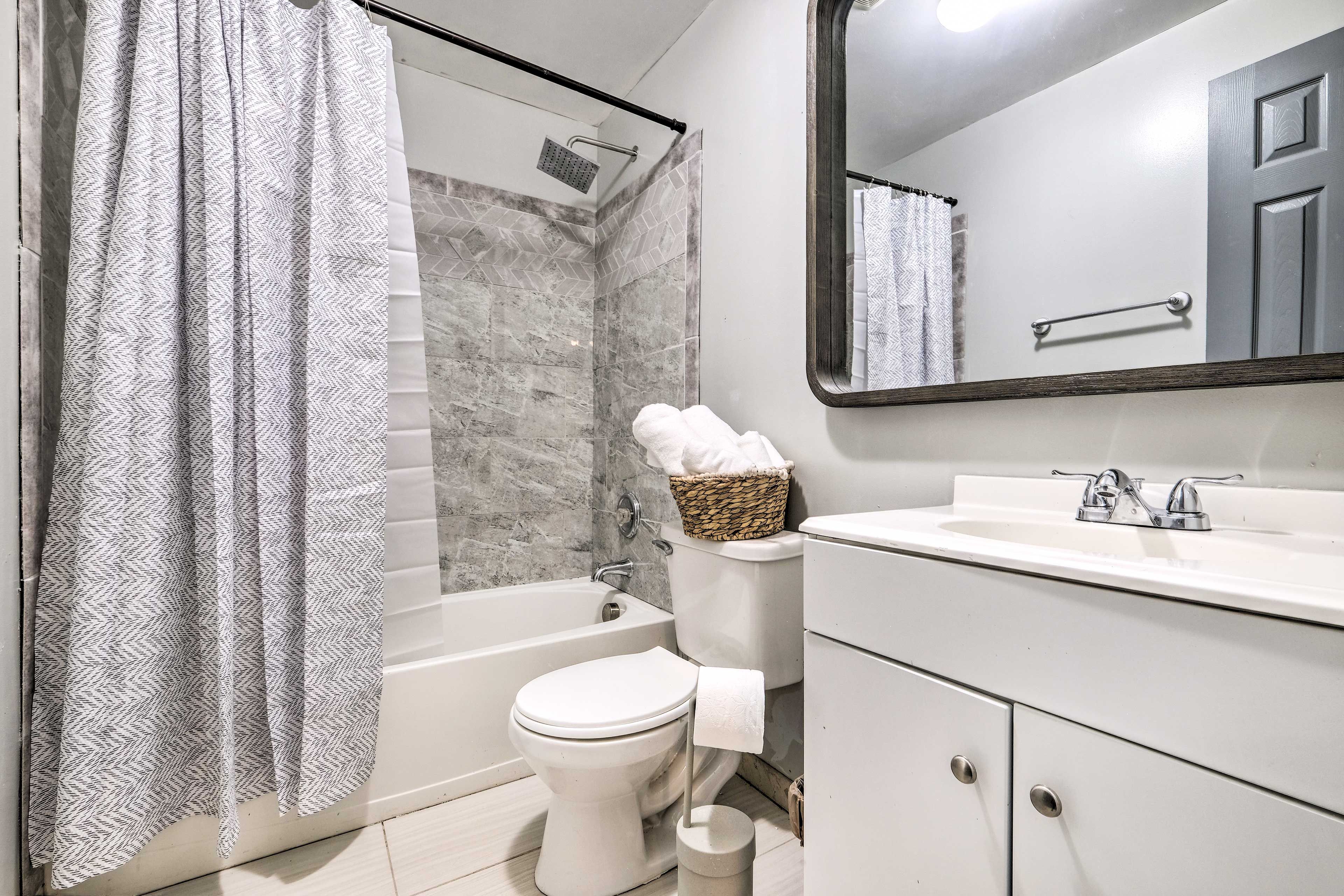 Full Bathroom | Basement | Shower/Tub Combo | Towels Provided