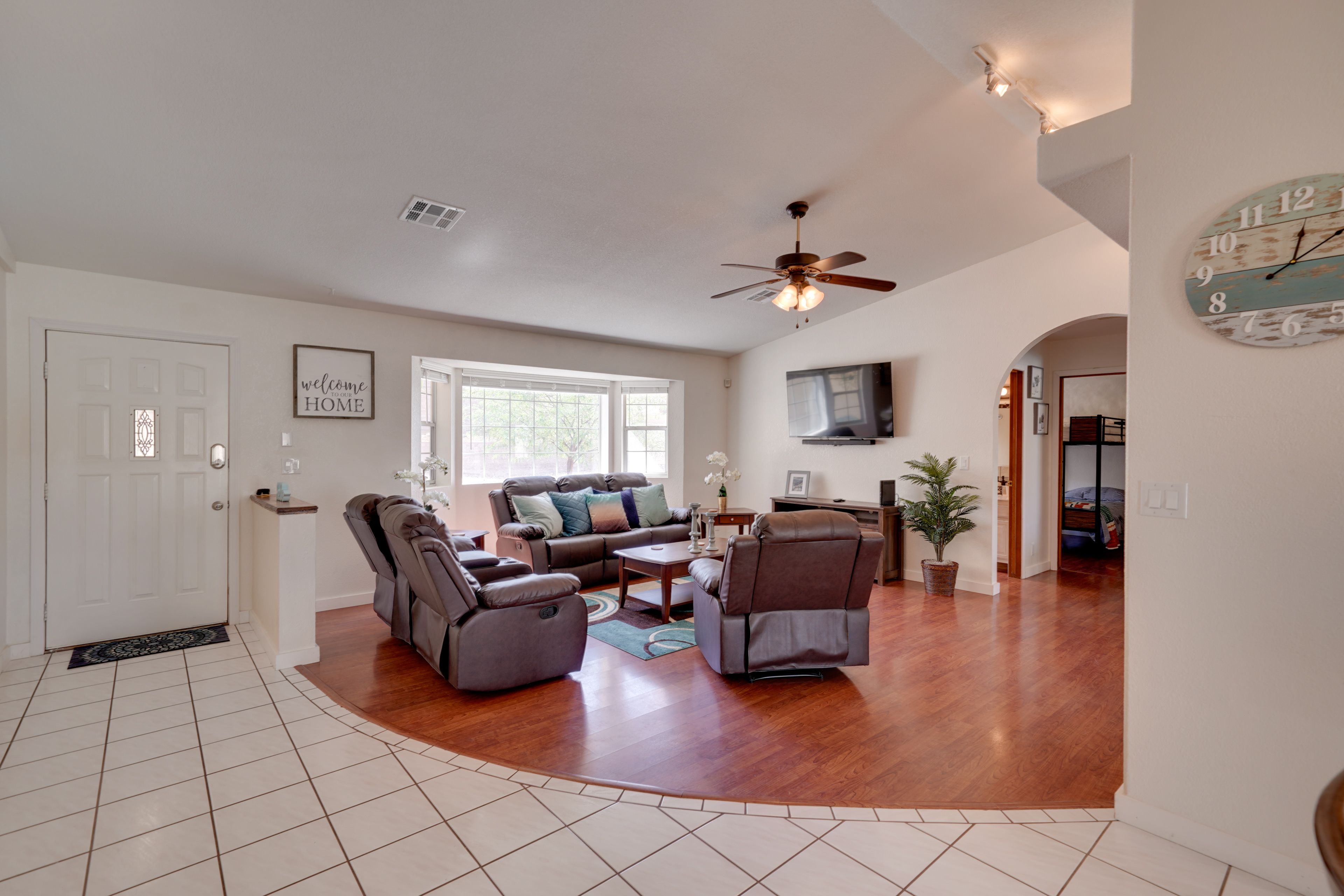 Living Room | Smart TV | Free WiFi | Central Heating & Air Conditioning
