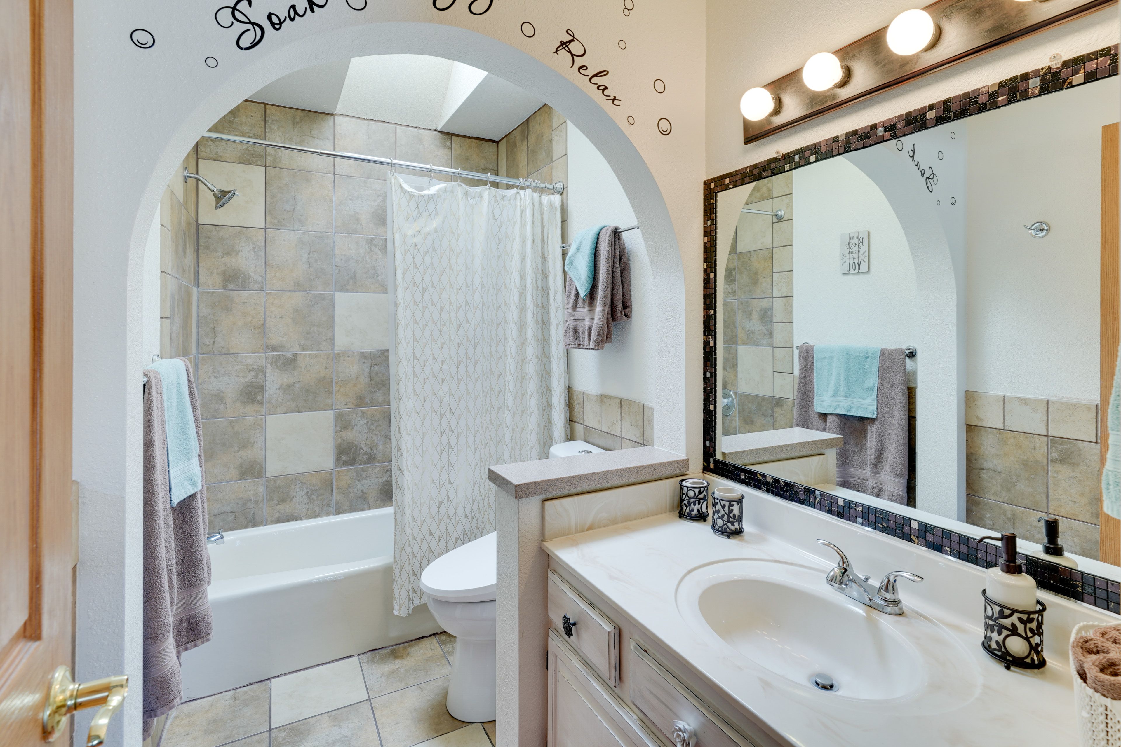 Full Bathroom | Shower/Tub Combo | Hair Dryer | Towels Provided