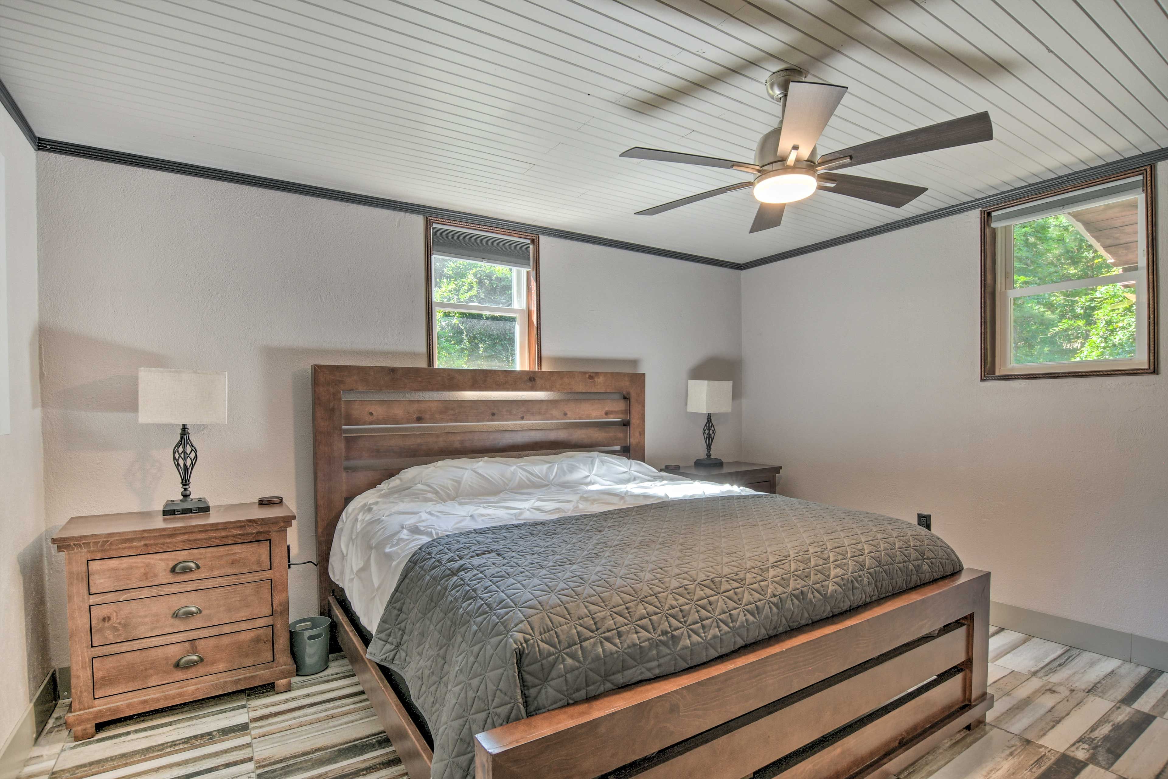 Bedroom | King Bed | Linens & Towels | 40" Smart TV