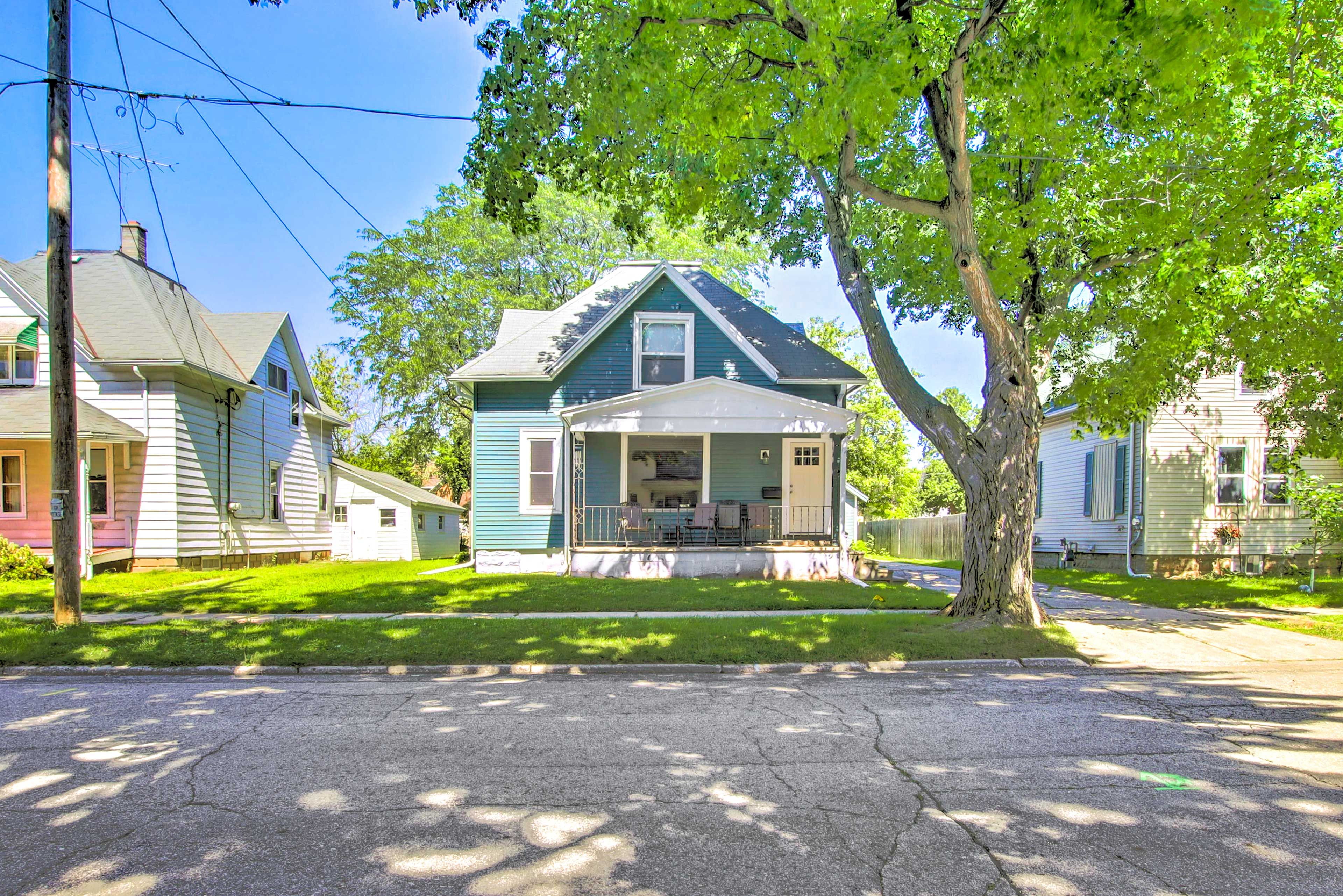 Exterior | ~ 1 Mi to Downtown | Free WiFi | Keyless Entry