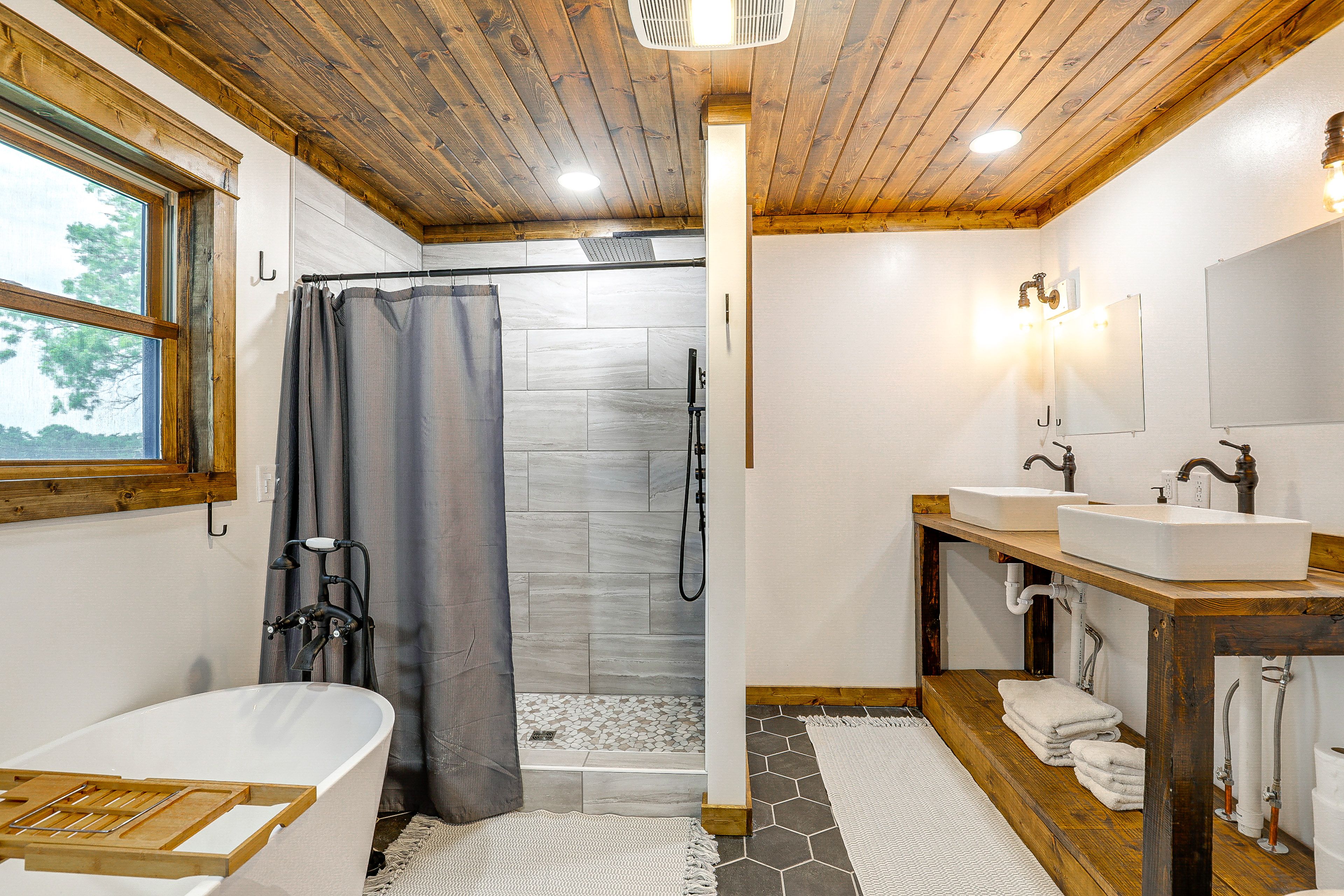 Full Bathroom | Towels Provided