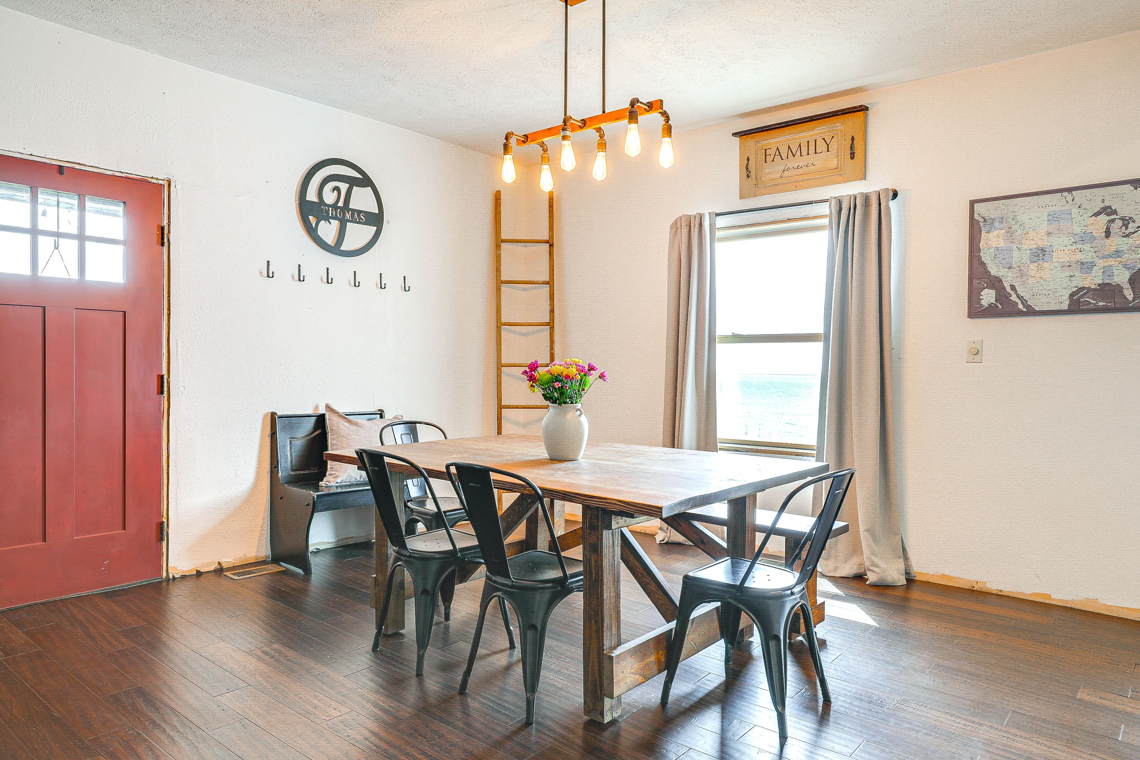 Dining Area | Dishware & Flatware Provided