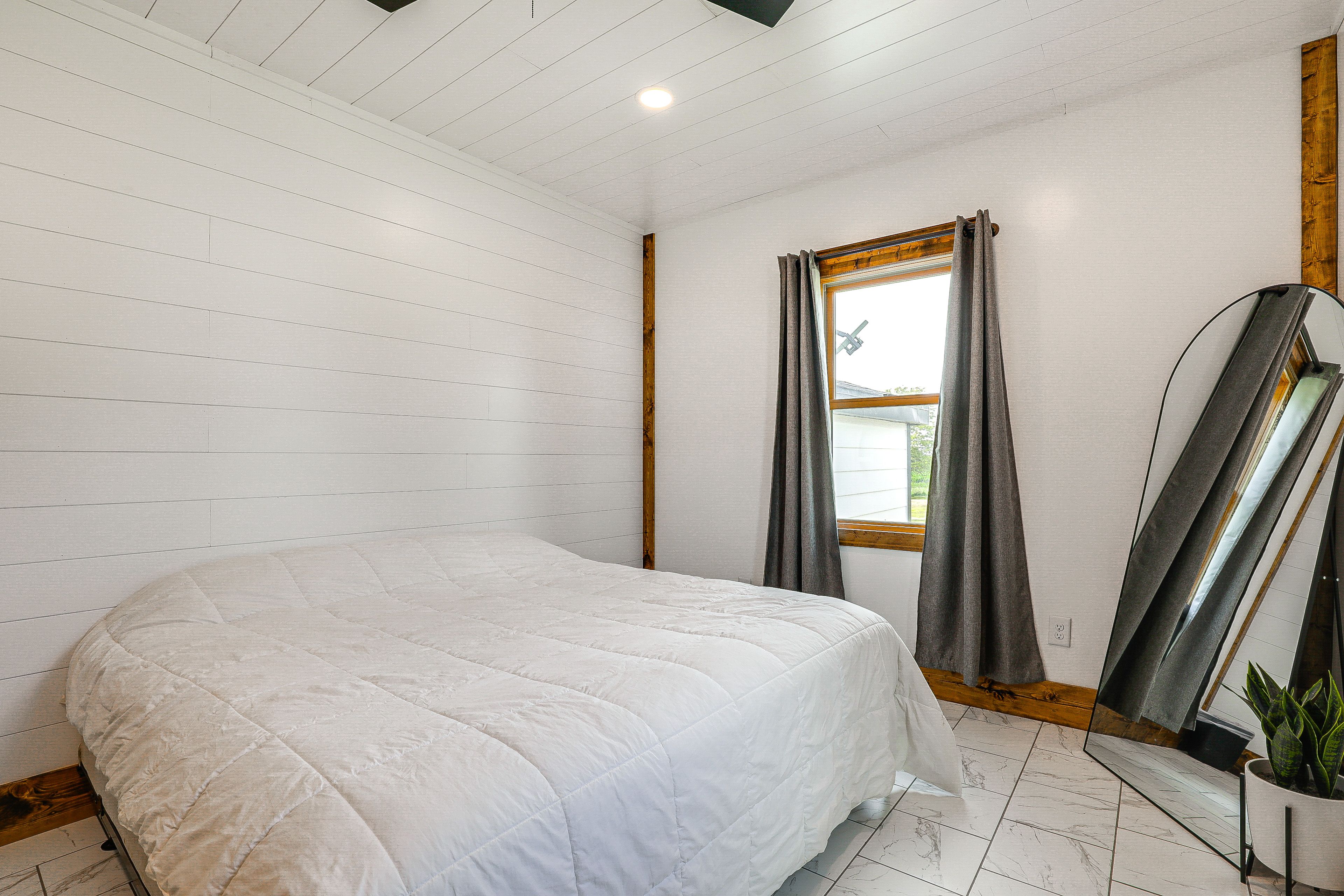 Bedroom 5 | Queen Bed