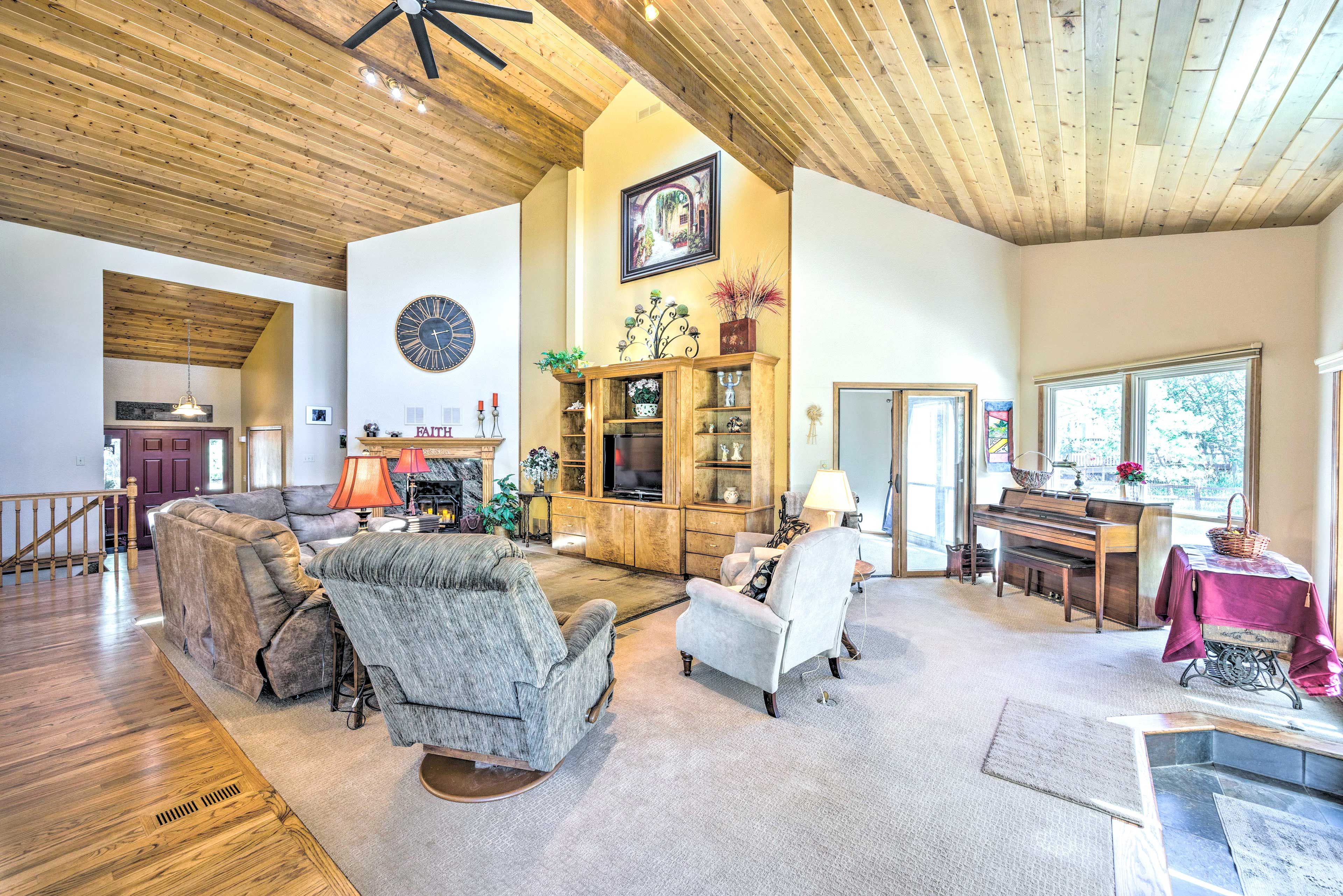 Living Room | Free WiFi (1200 Mbps) | Fireplace