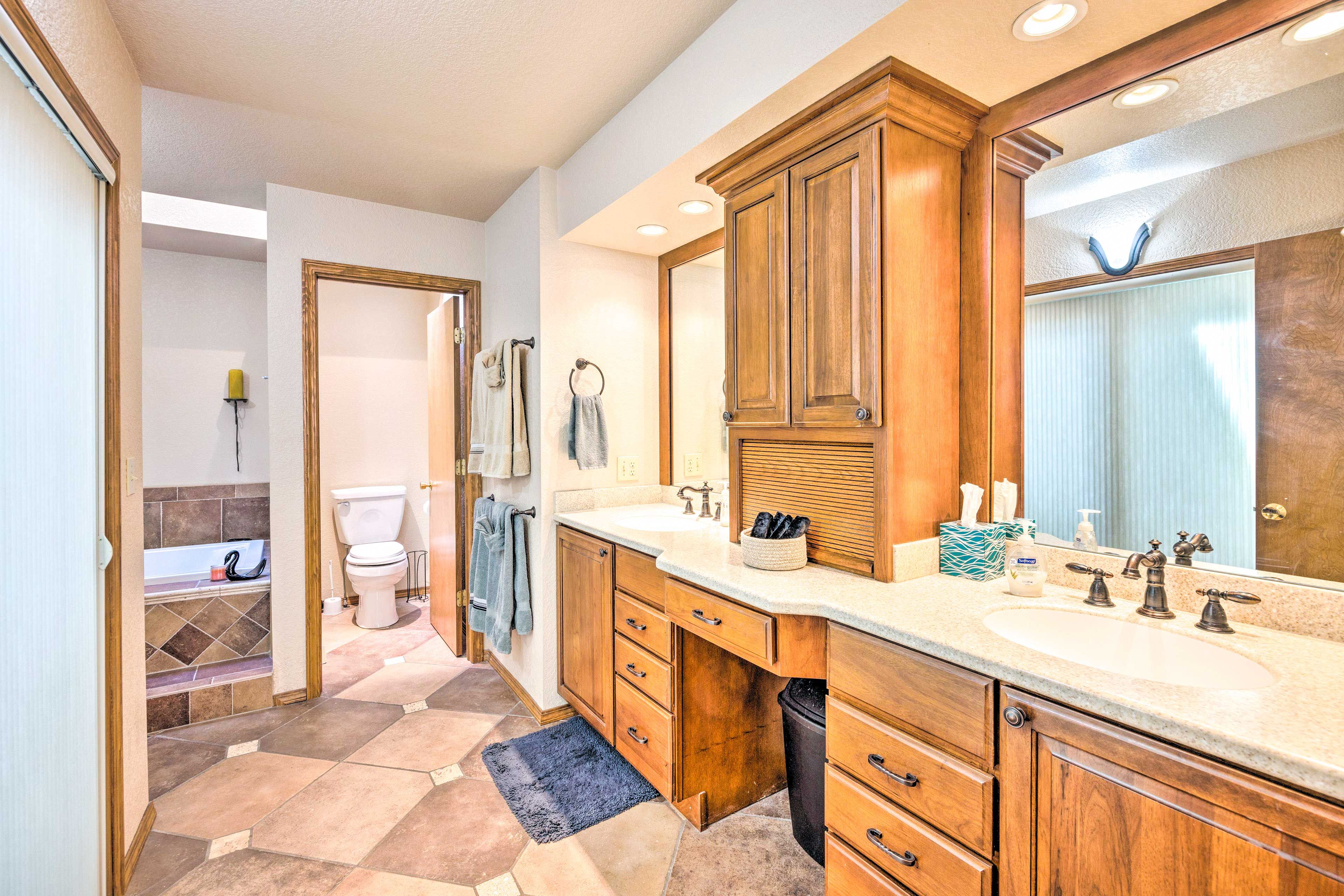 Full En-Suite Bathroom | Complimentary Toiletries | Jetted Tub