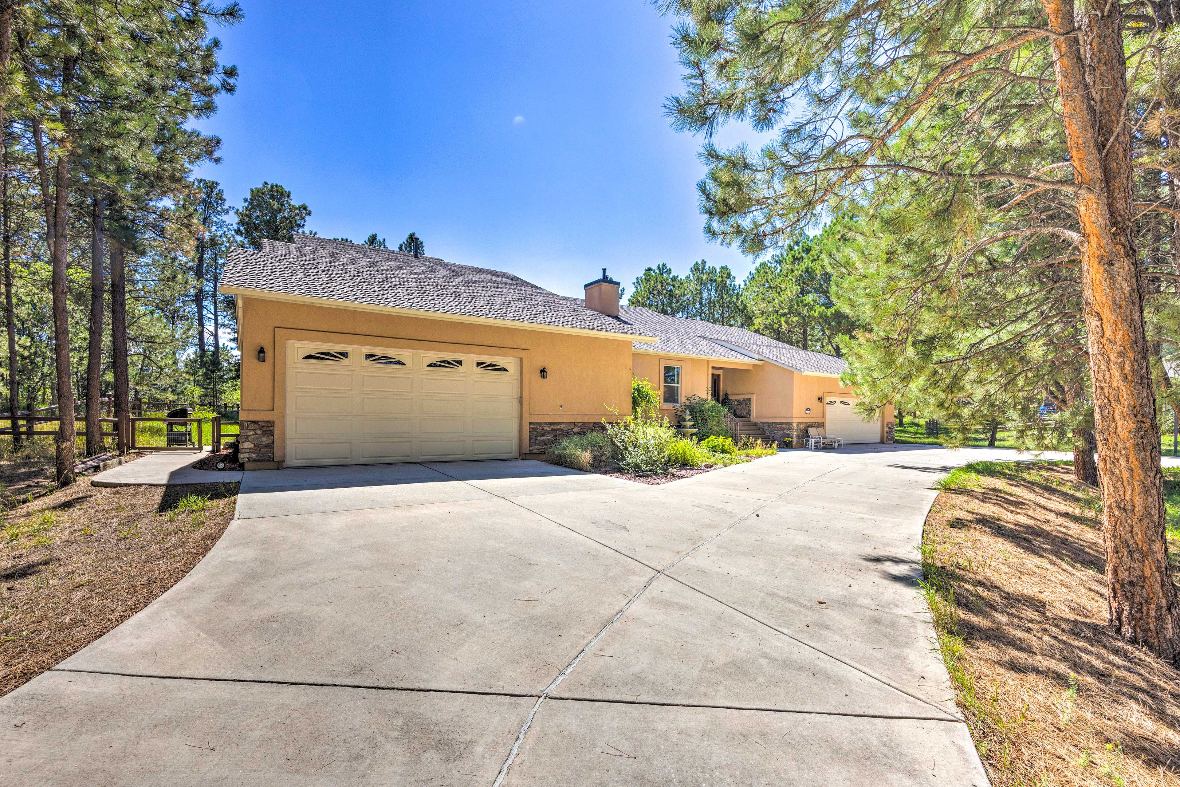 Parking | Driveway (2 Vehicles) | Garage (1 Vehicle) | RV/Trailer Parking