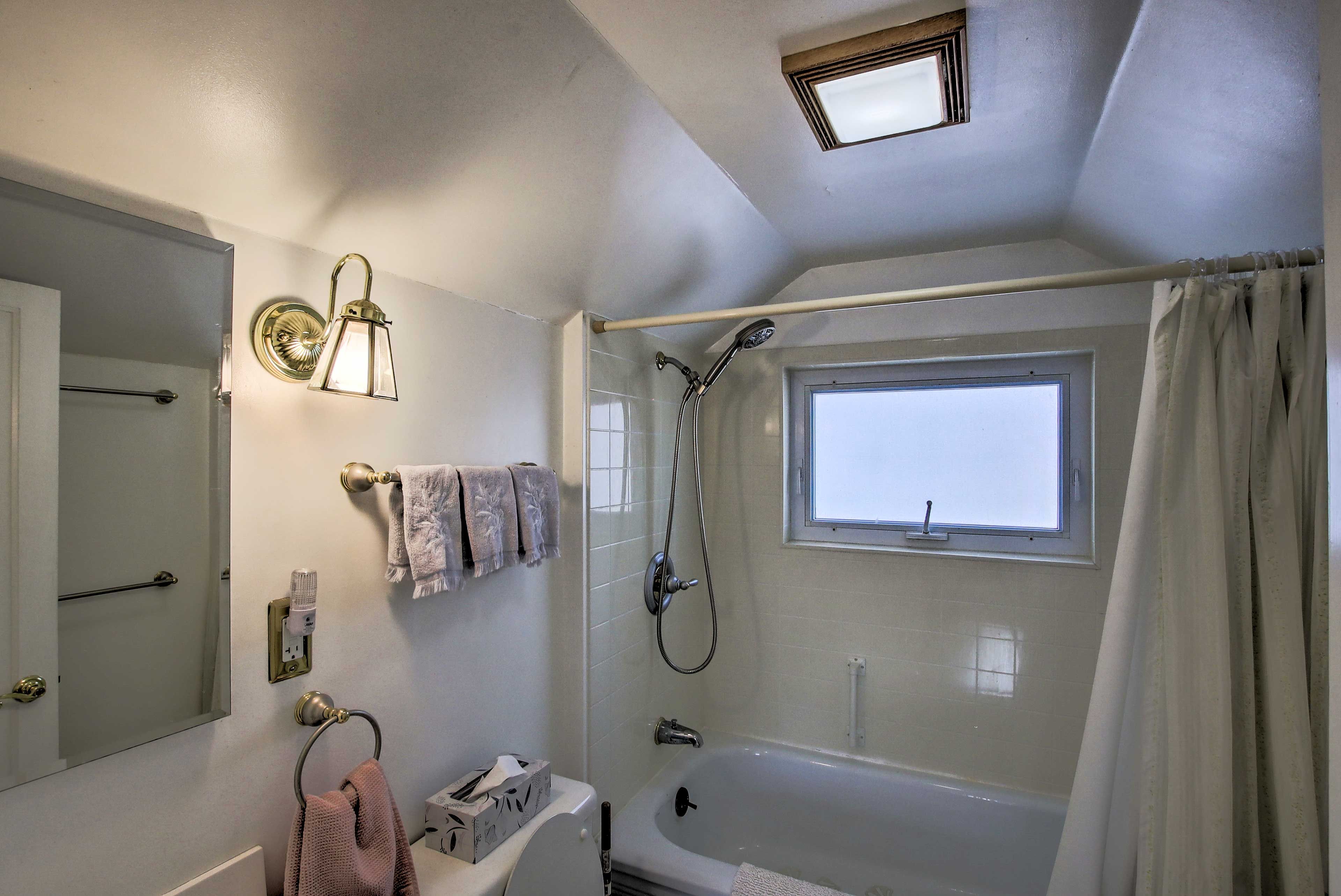 Full Bathroom | Towels Provided | 2nd Floor
