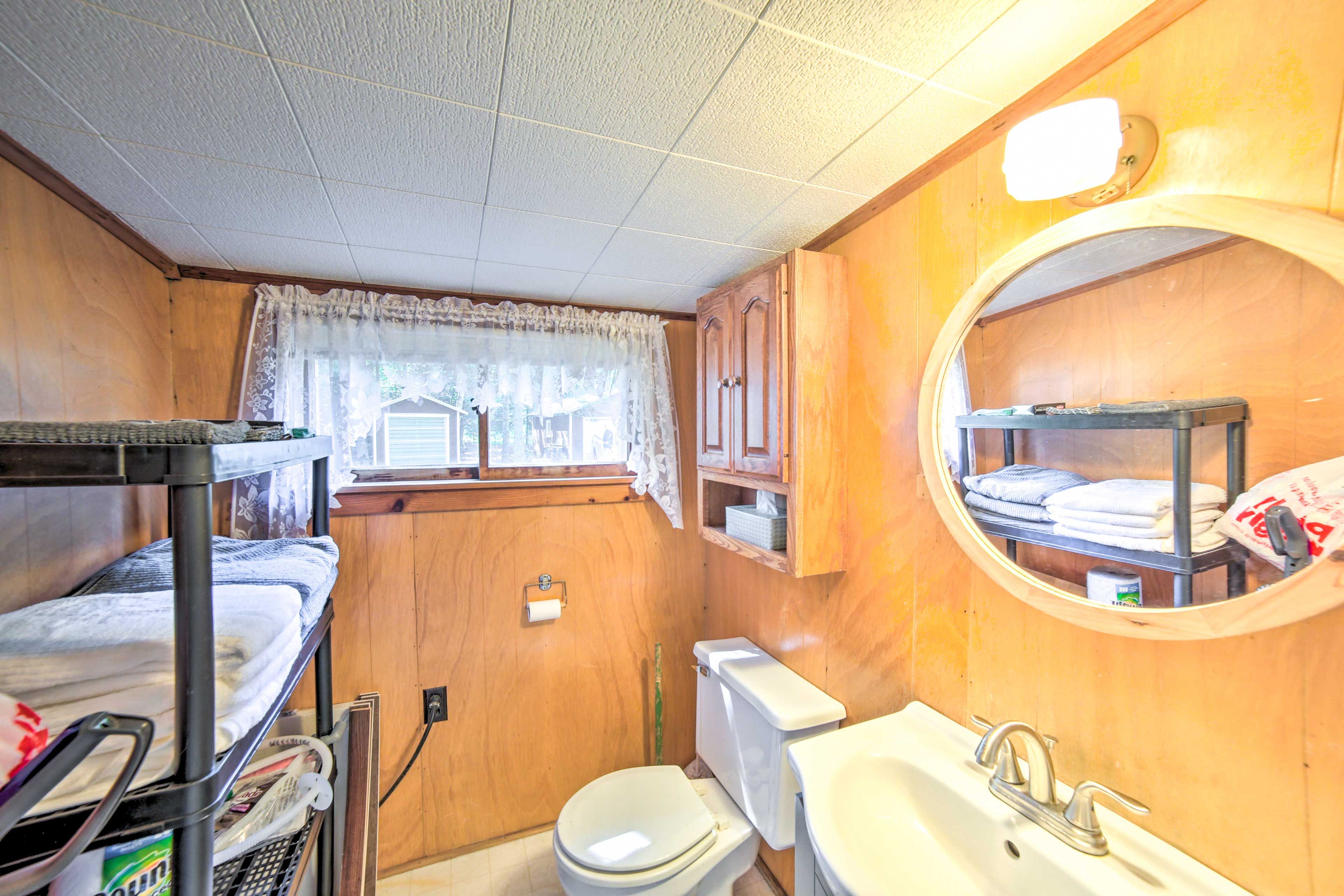 Full Bathroom | Complimentary Toiletries | Hair Dryer