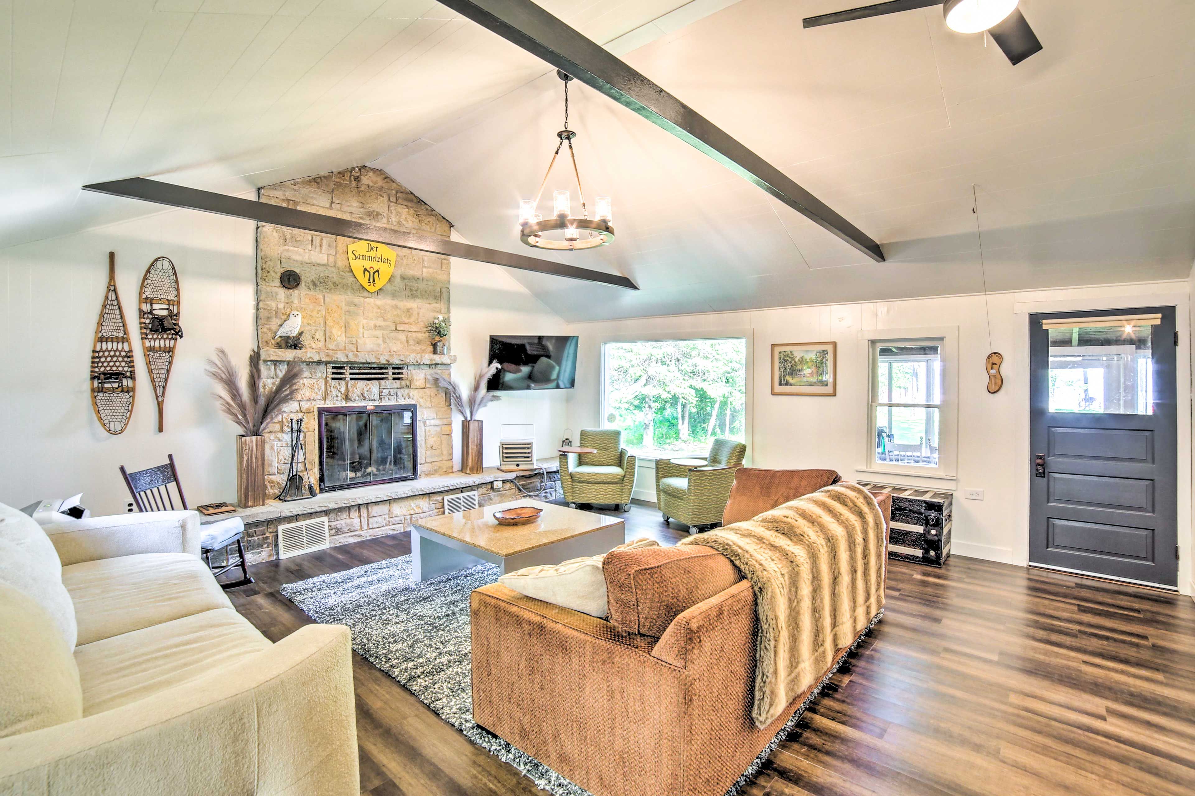 Living Room | Fireplace | Ceiling Fans | Fully Equipped Kitchen