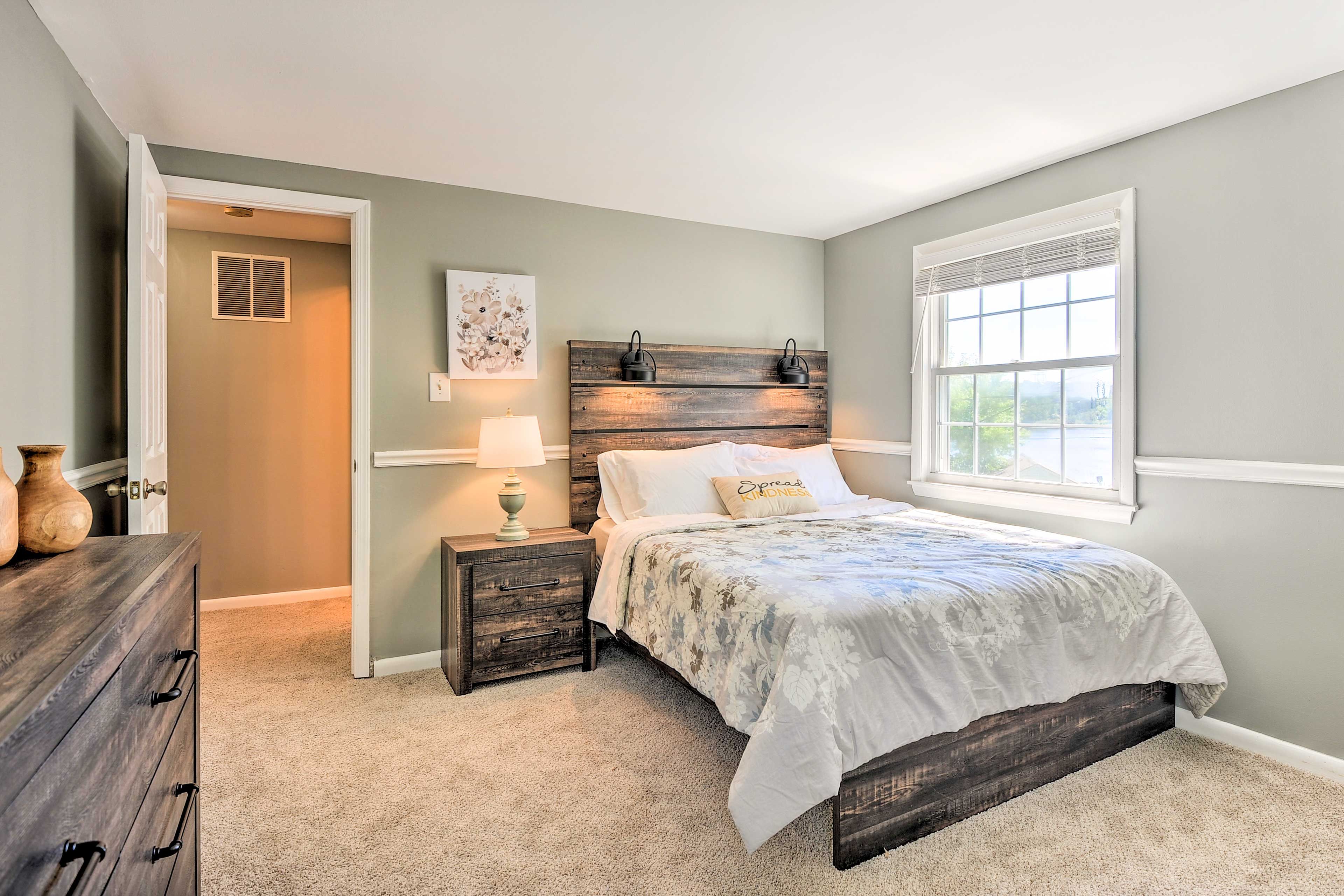 Bedroom 2 | Queen Bed