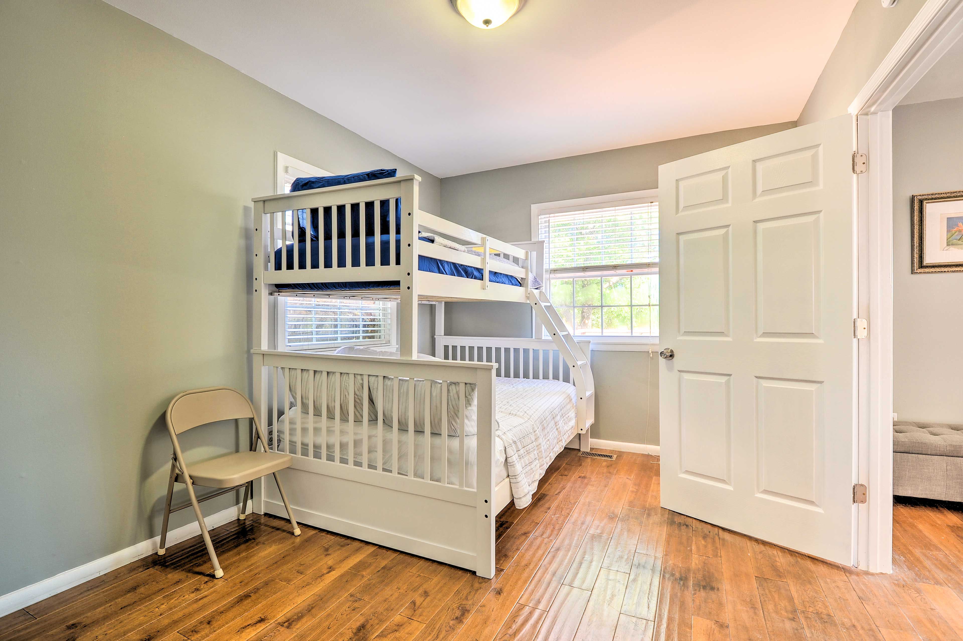 Bedroom 3 | Twin/Full Bunk Bed