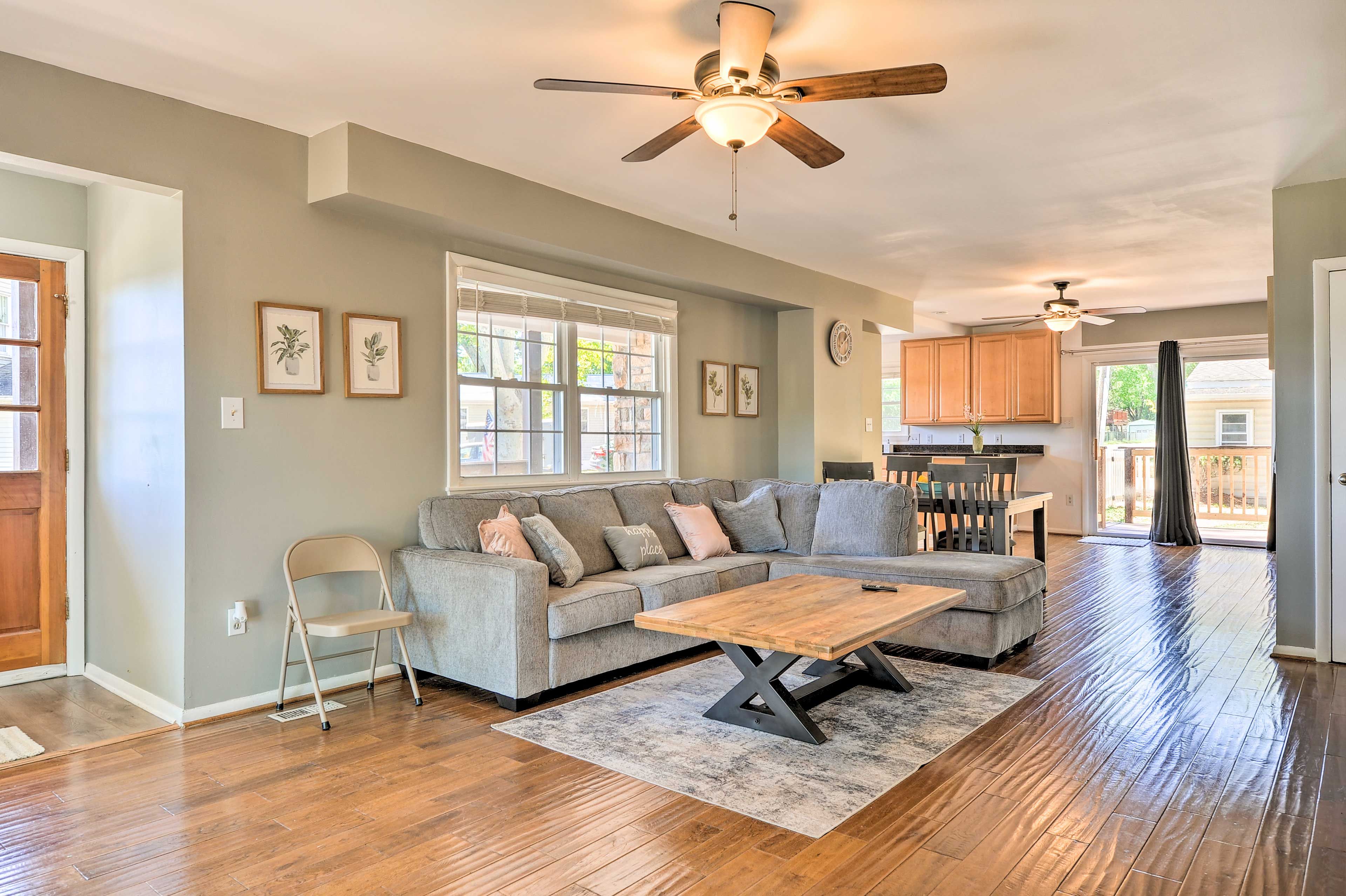 Living Room | Smart TV | Free WiFi