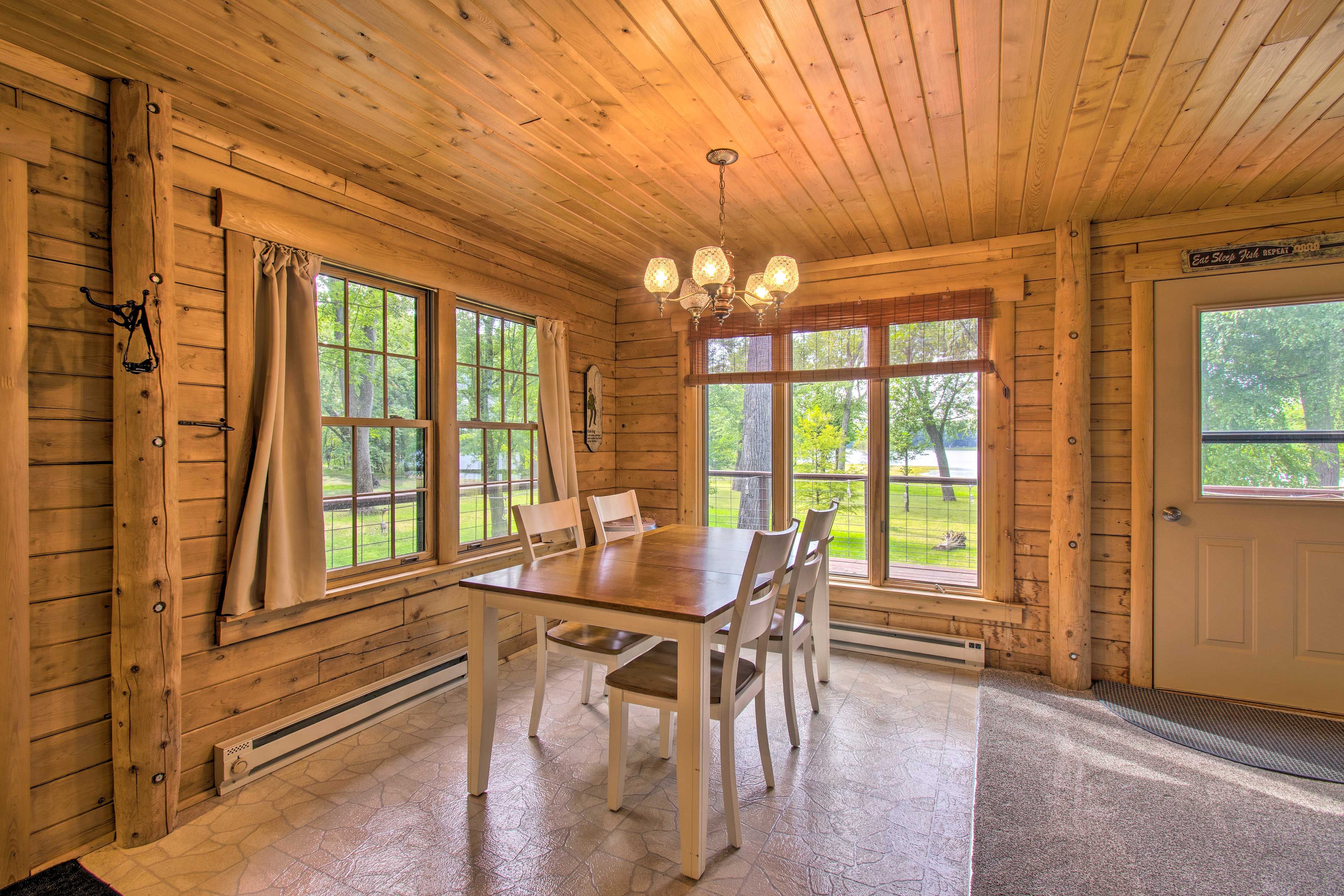 Dining Area | Dishware/Flatware Provided