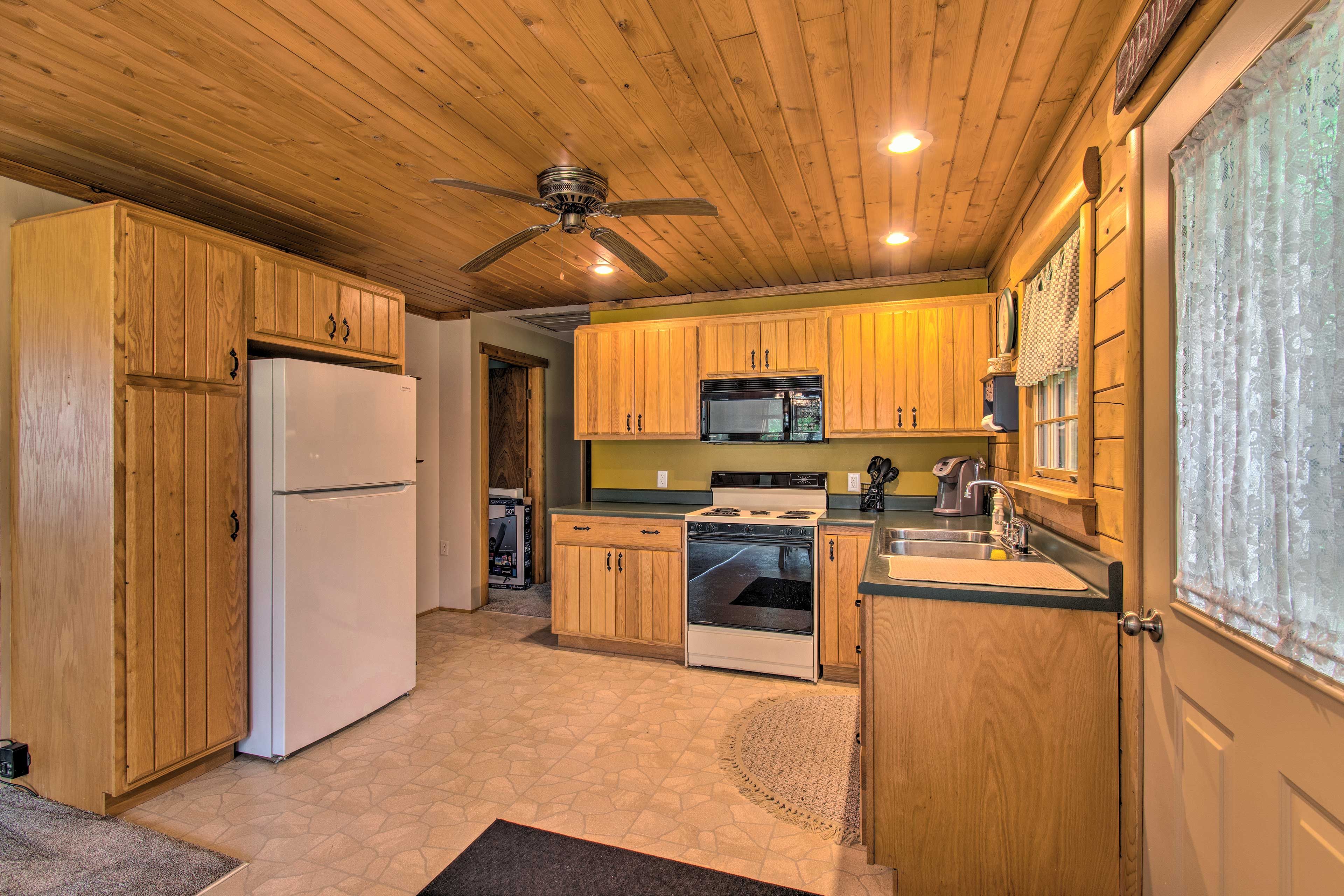 Kitchen | Cooking Basics | Coffee Maker | Paper Towels/Trash Bags Provided