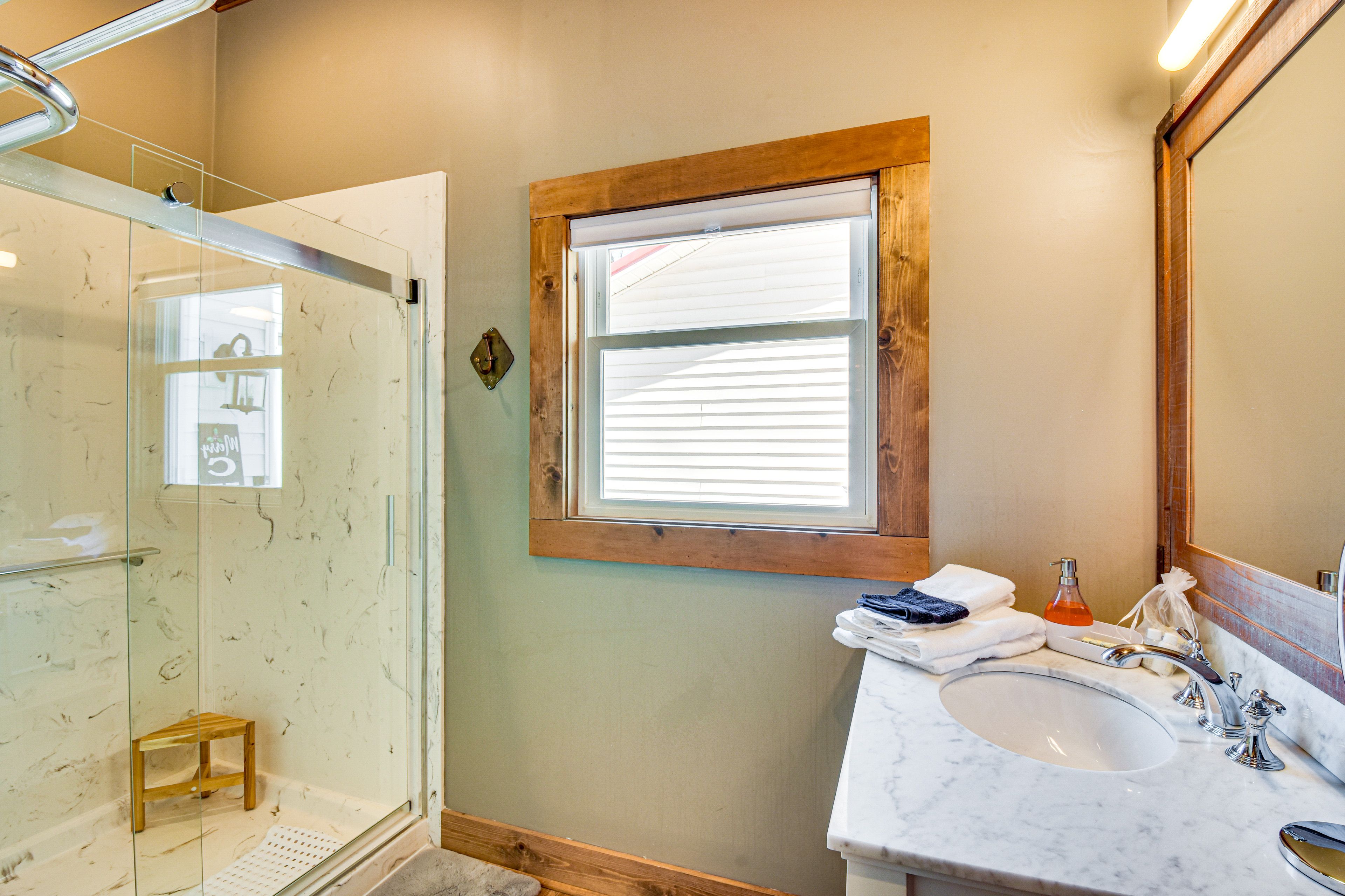 Full Bathroom | 1st Floor | Towels Provided