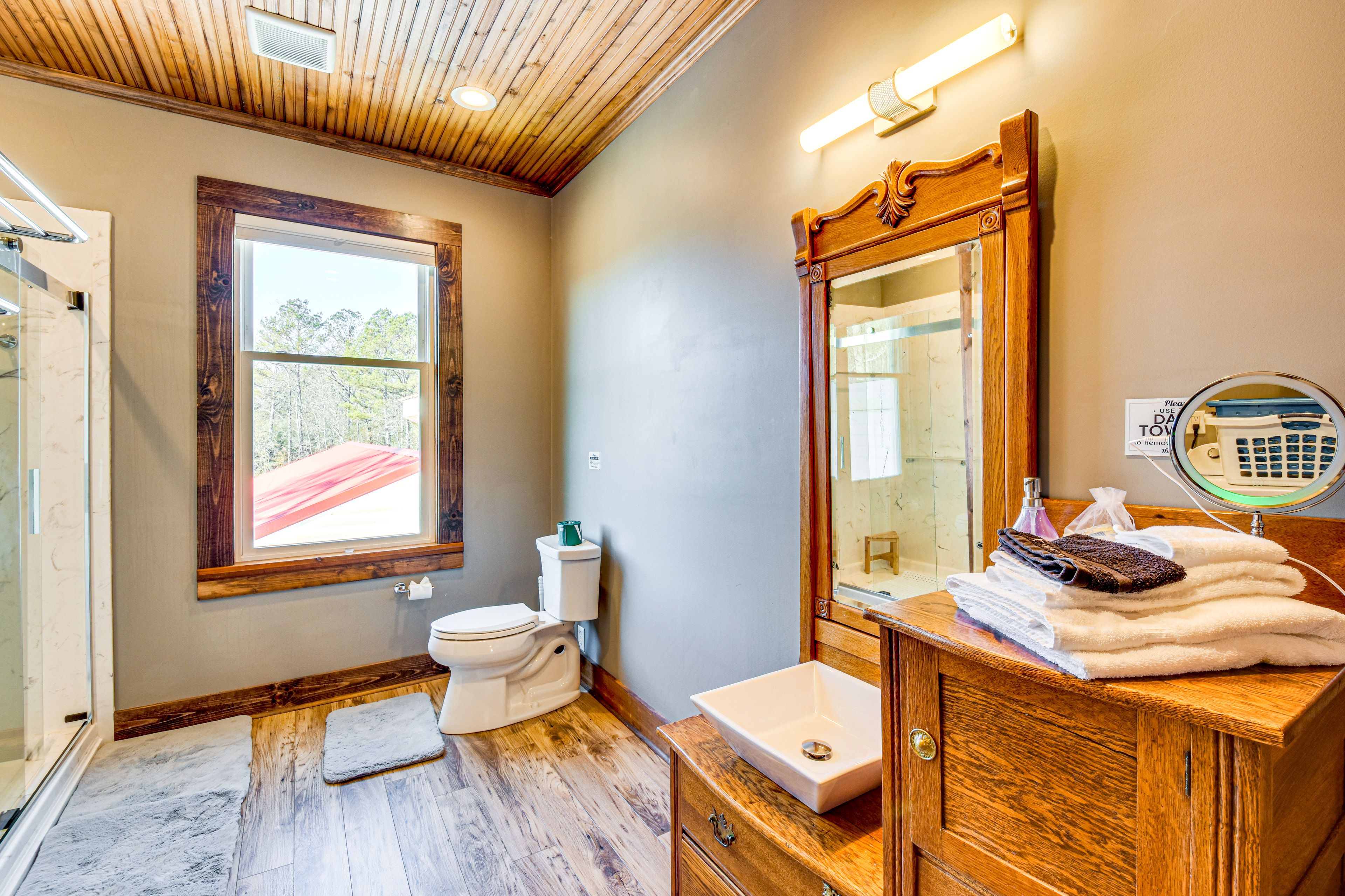 Full Bathroom | 2nd Floor