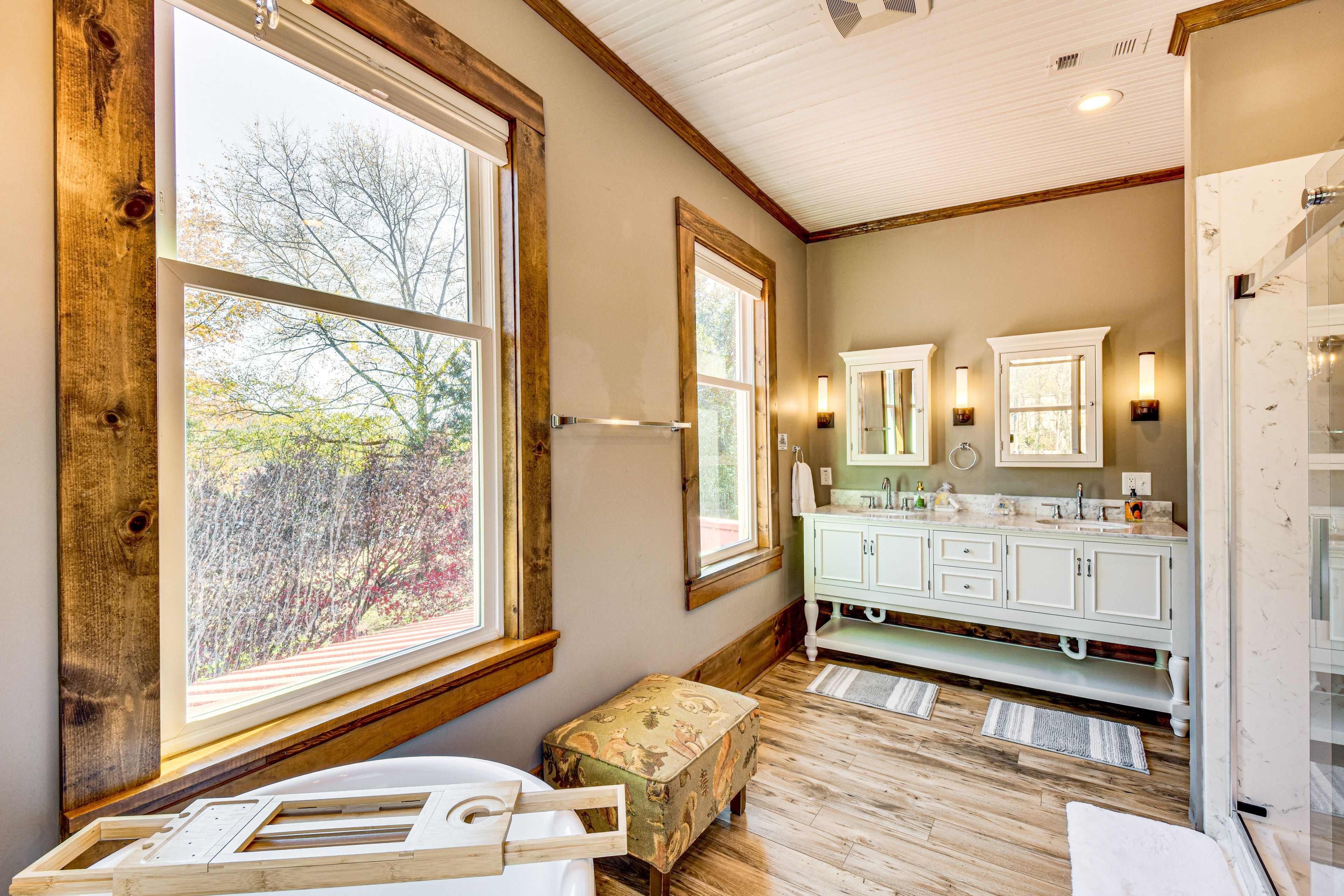 Full Bathroom | 2nd Floor | Complimentary Toiletries