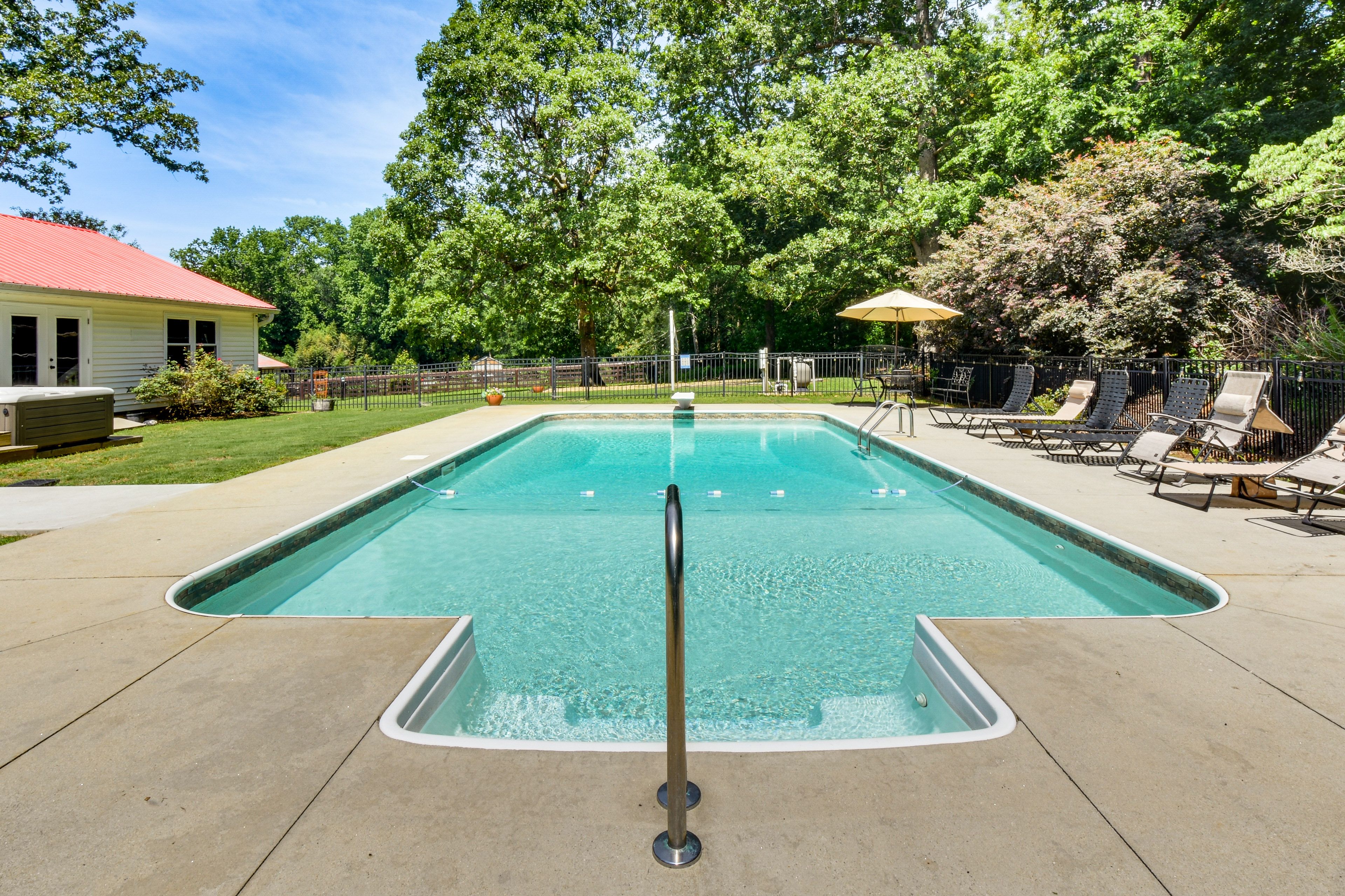 Seneca Vacation Rental | 4BR | 3.5BA | 4,000 Sq Ft | 5 Steps Required