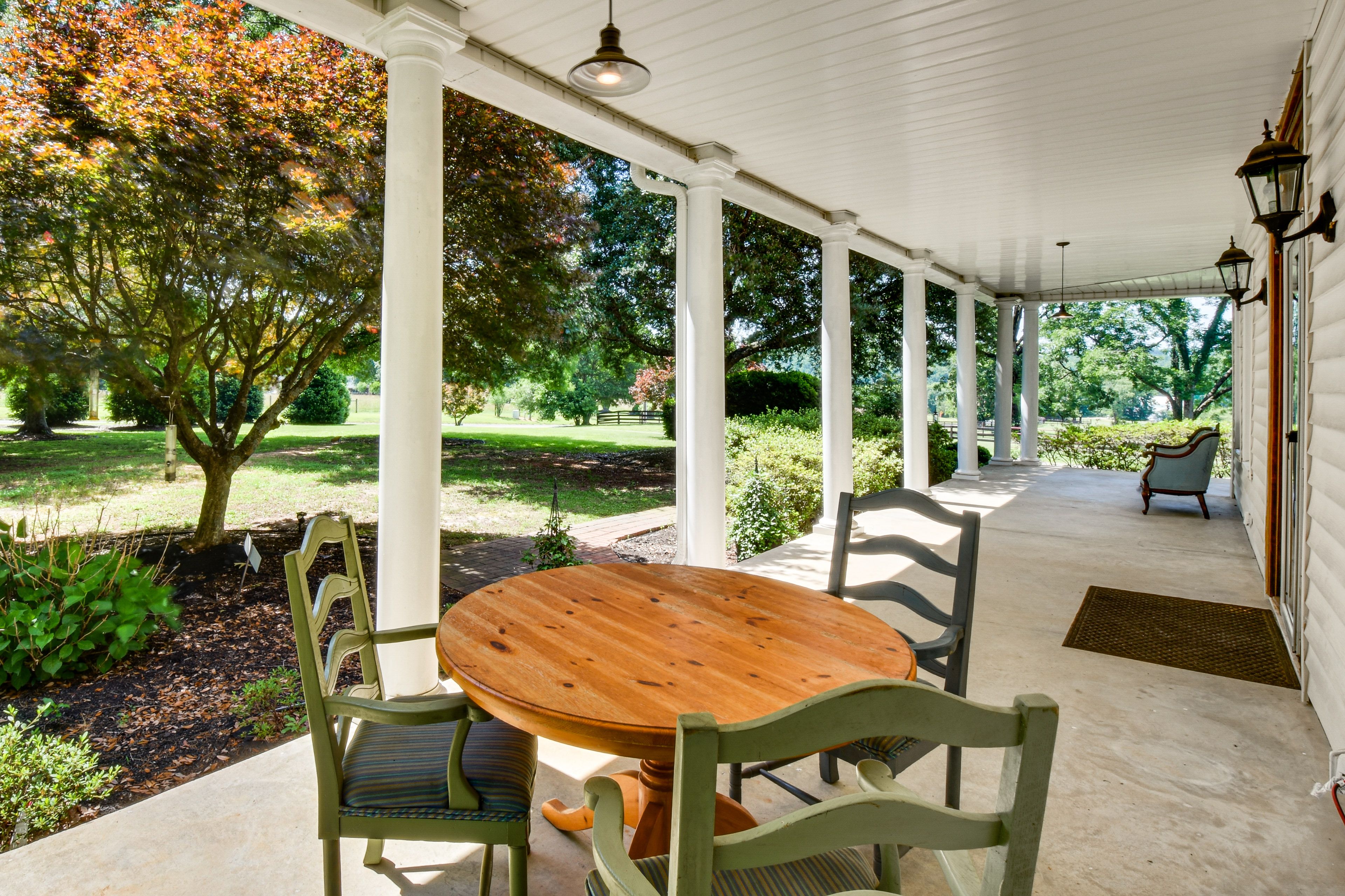 Wraparound Porch w/ Seating