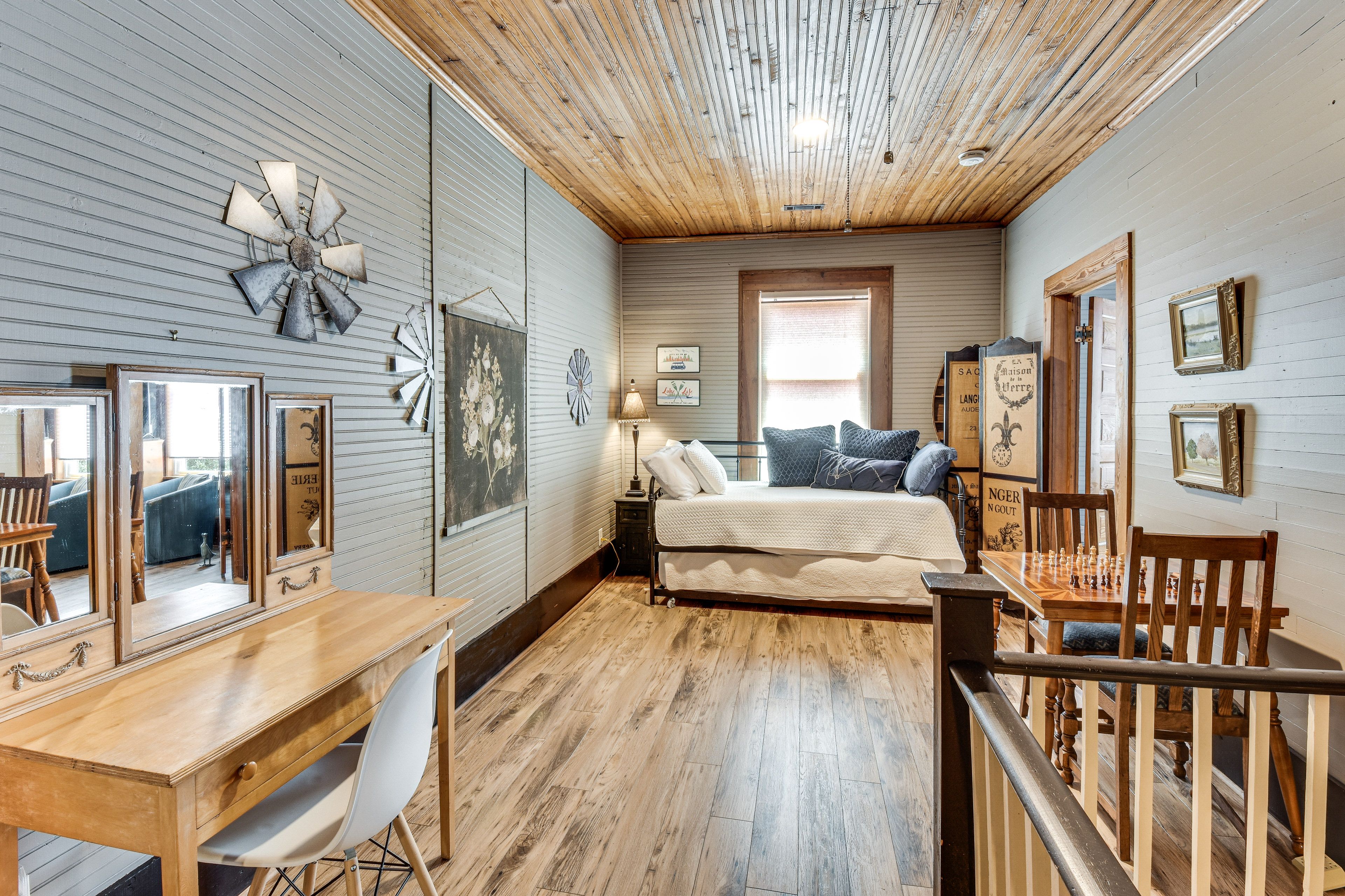 Sleeping Nook | 2nd Floor | Twin Daybed w/ Twin Trundle
