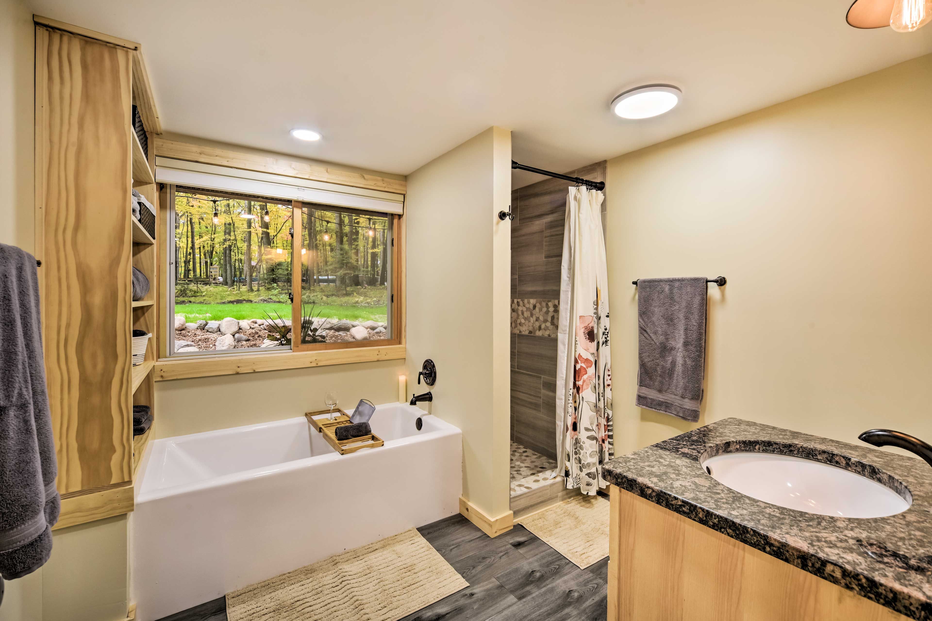 Full Bathroom | Towels Provided | Complimentary Toiletries | Soaking Tub | Bidet