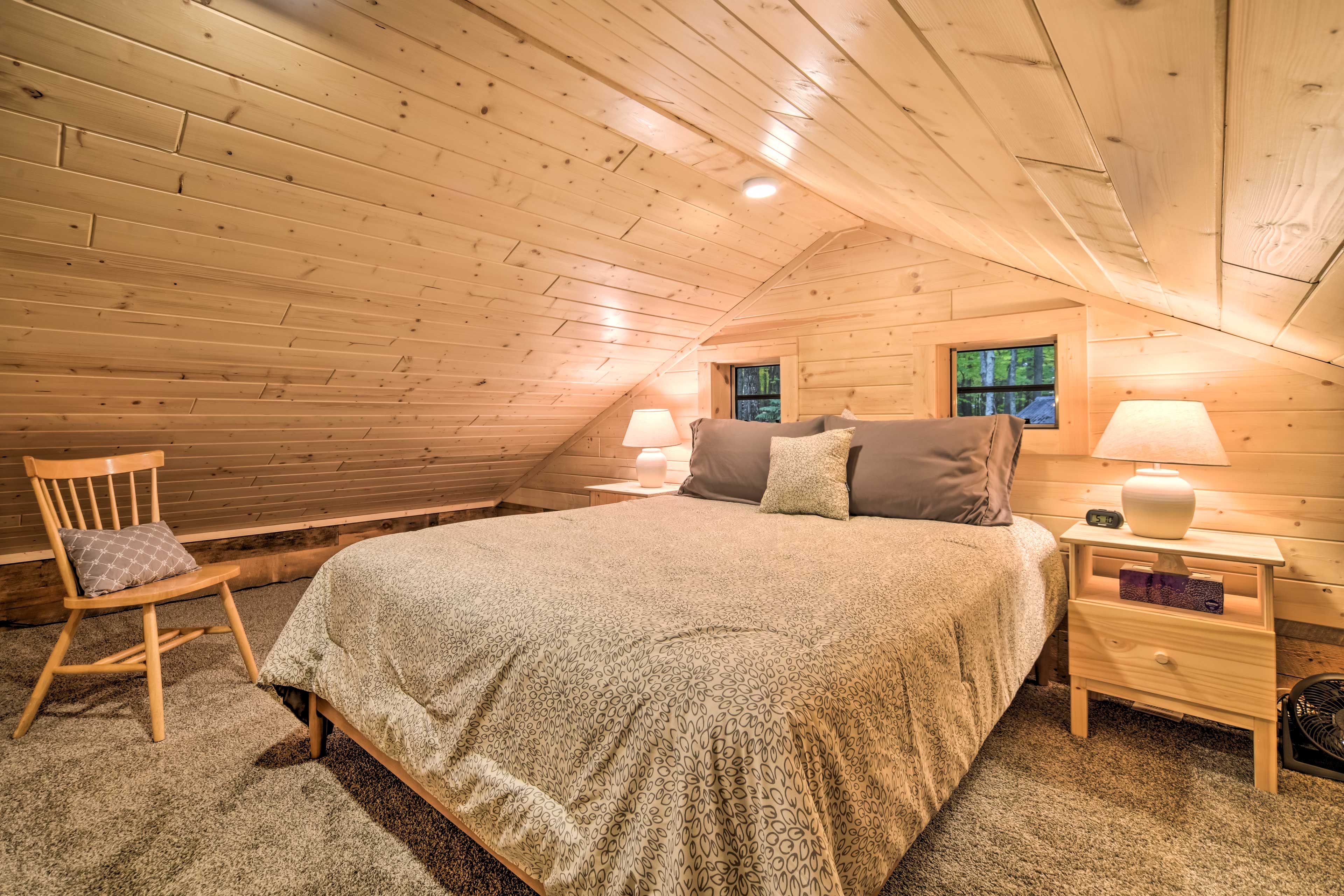 Loft | Queen Bed | Linens Provided