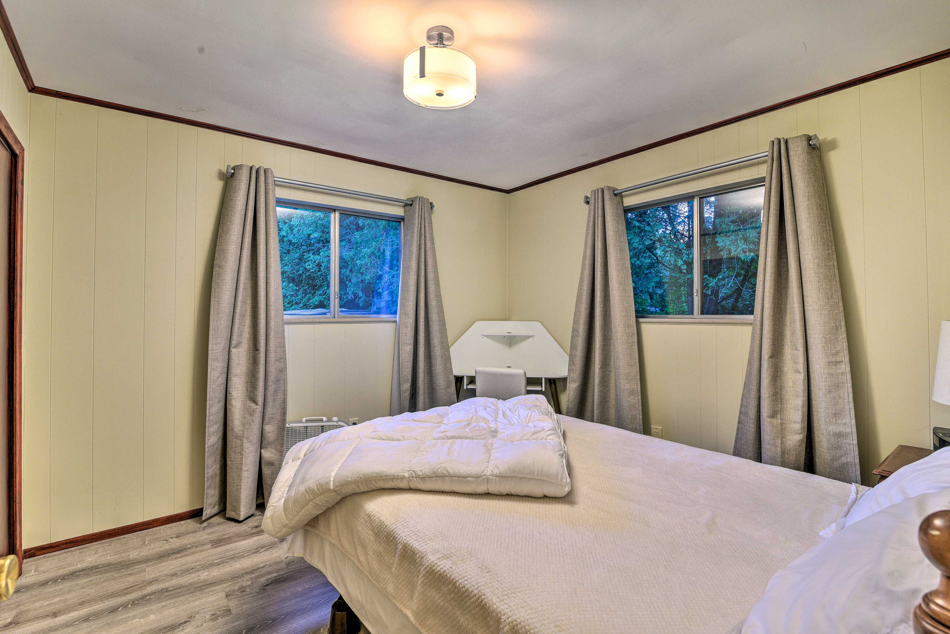 Bedroom 2 | Queen Bed | Hangers