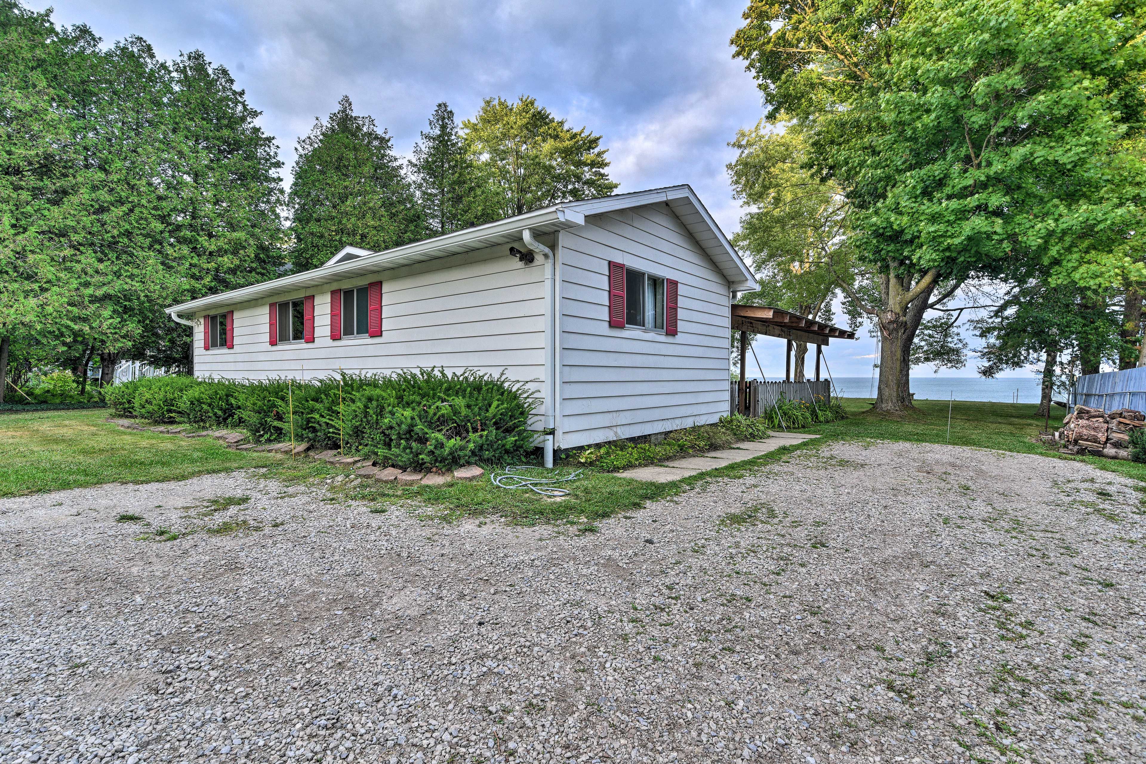 Parking | Garage (3 Vehicles) | Gravel Driveway (5 Vehicles) | RV/Trailer