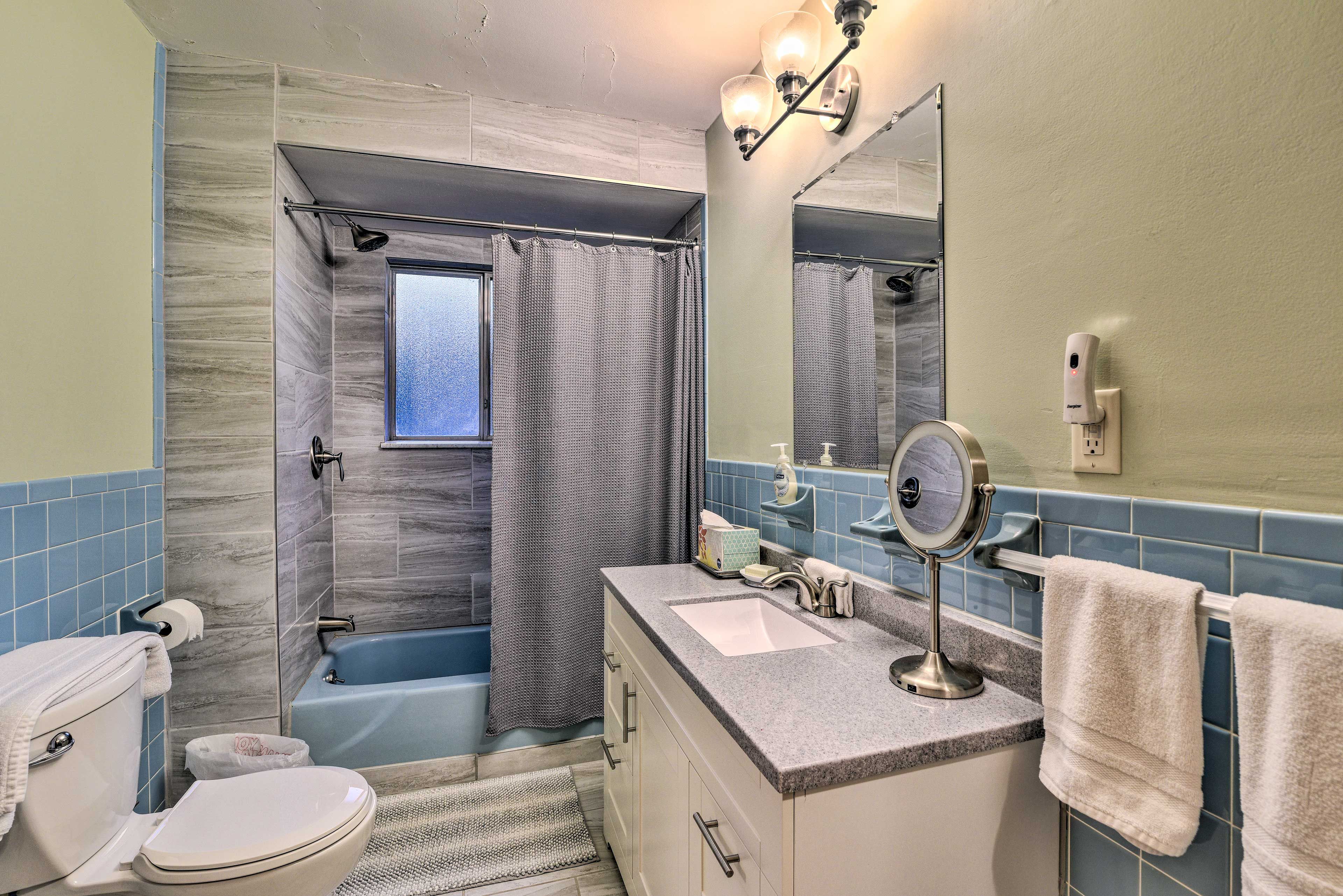 Full Bathroom | Towels Provided | Complimentary Toiletries