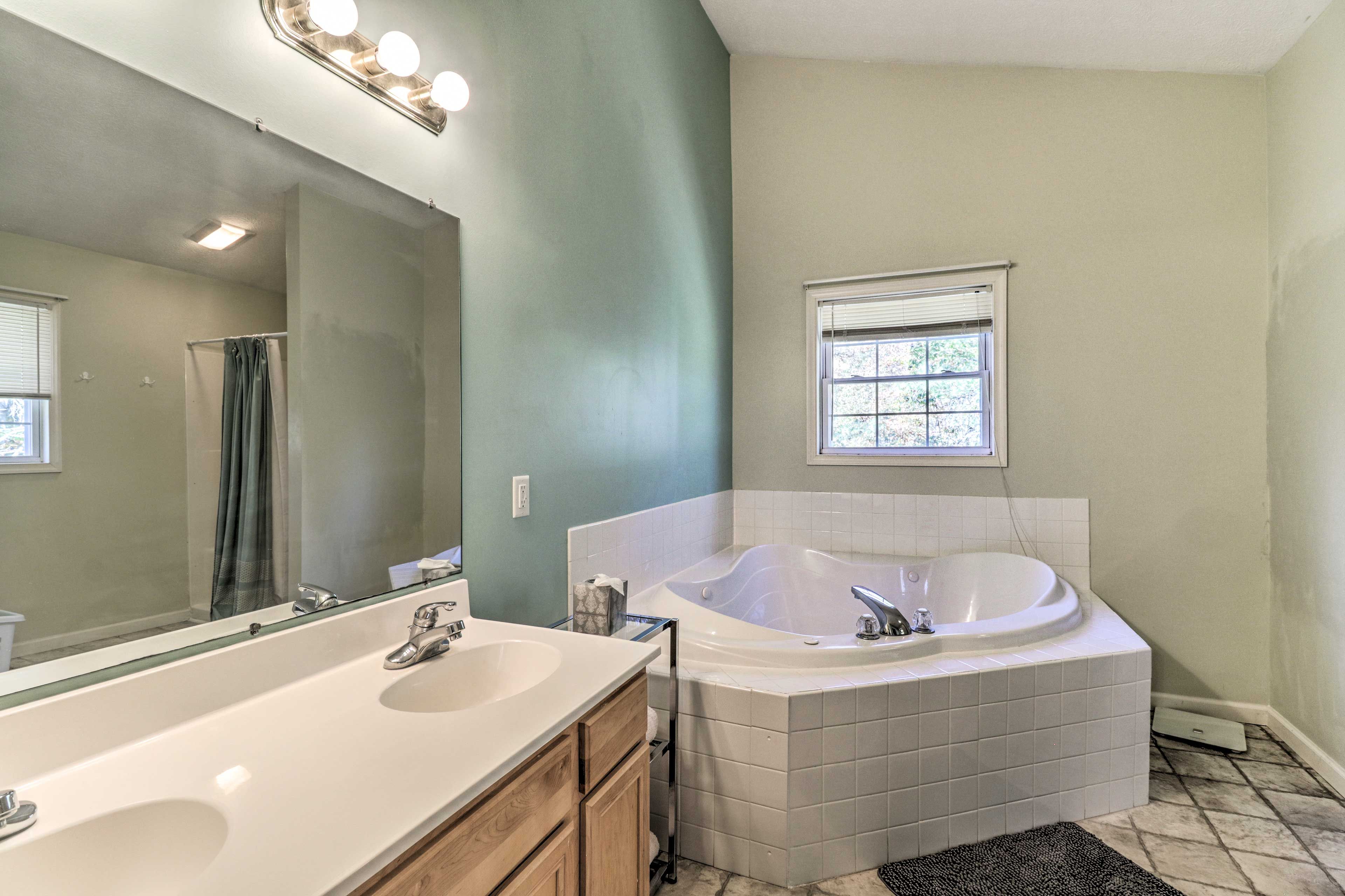 En-Suite Bathroom | Main Level | Jetted Tub