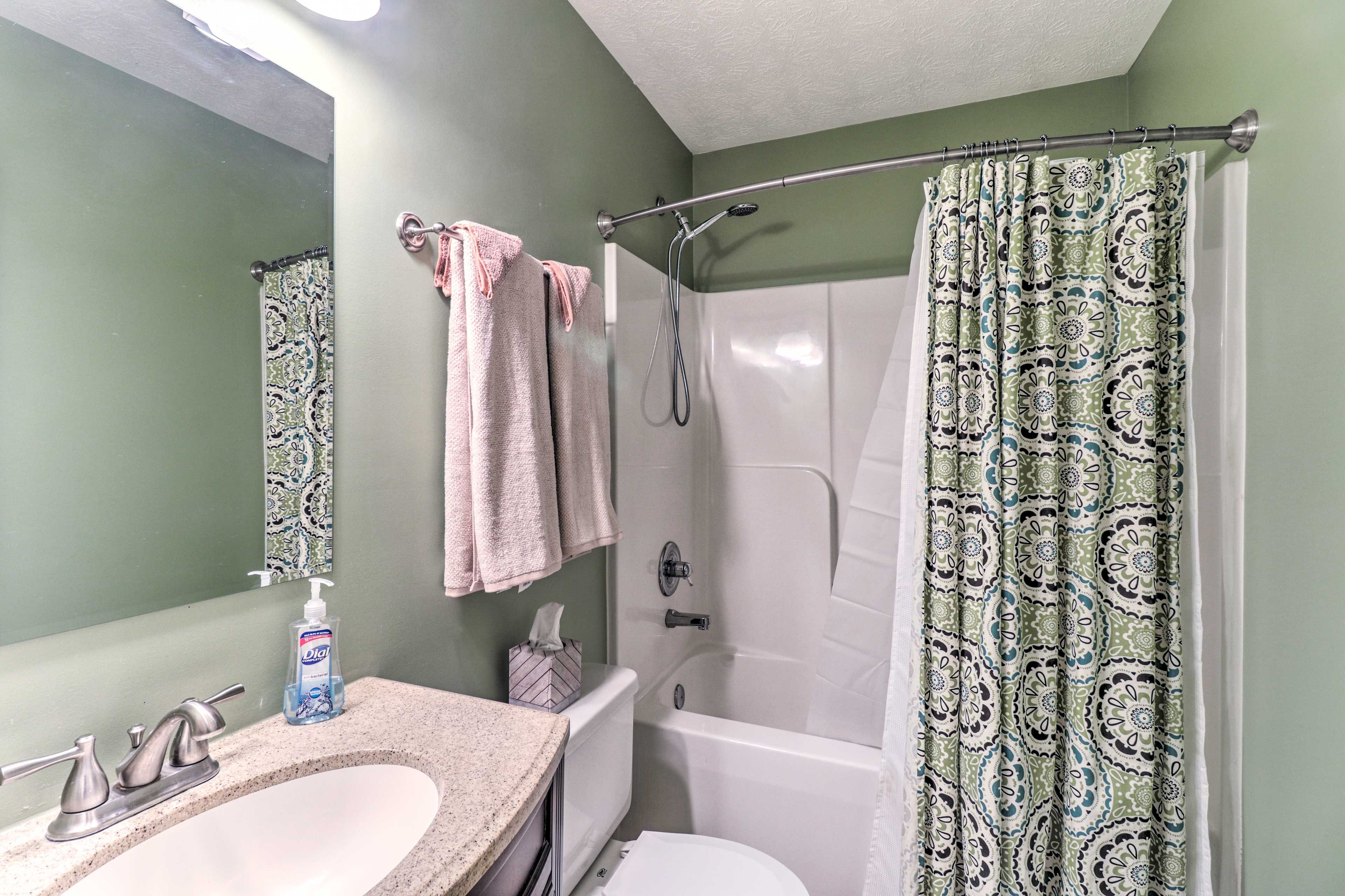 Full Bathroom | Main Level | Towels Provided