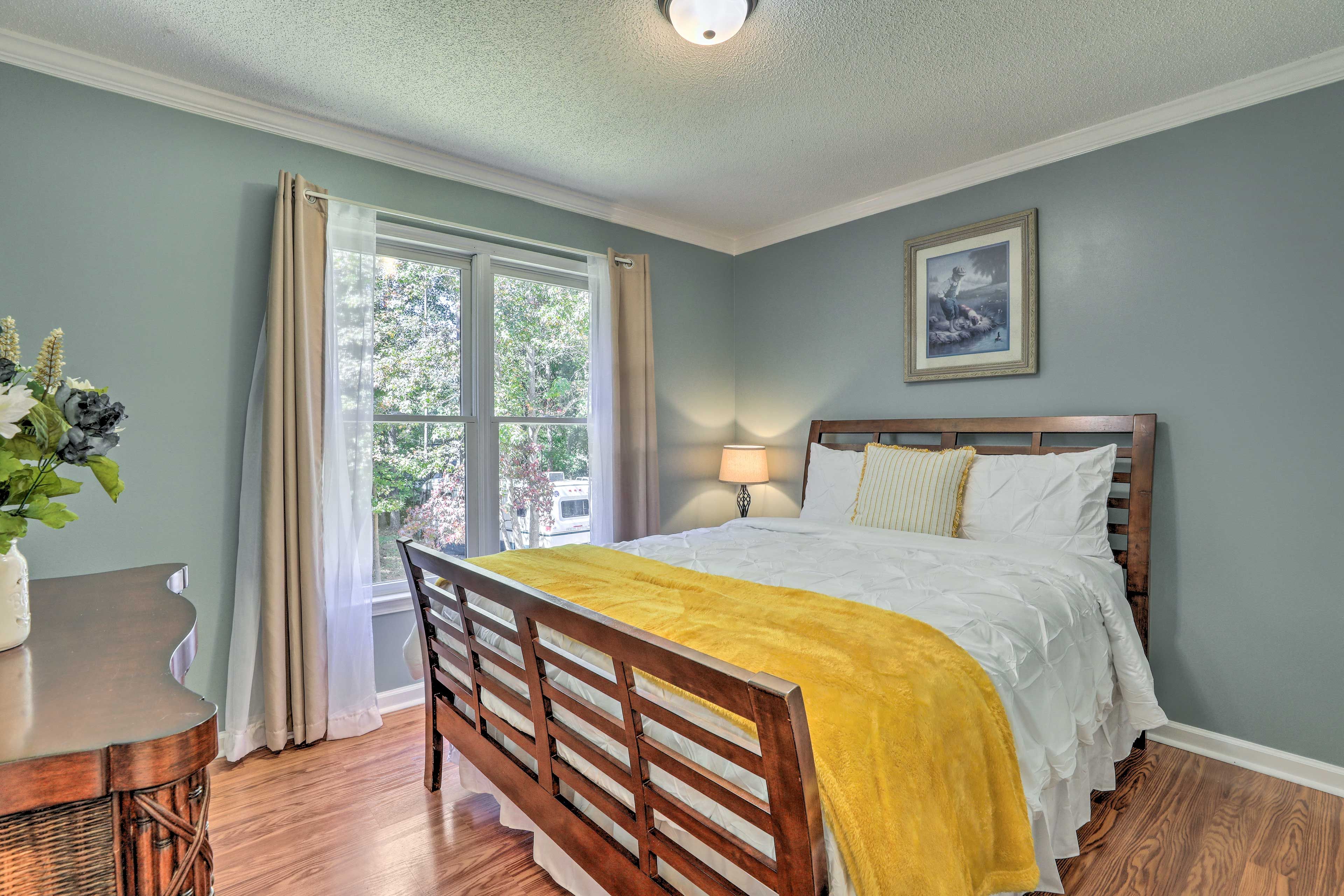 Bedroom 2 | Queen Bed | Hangers