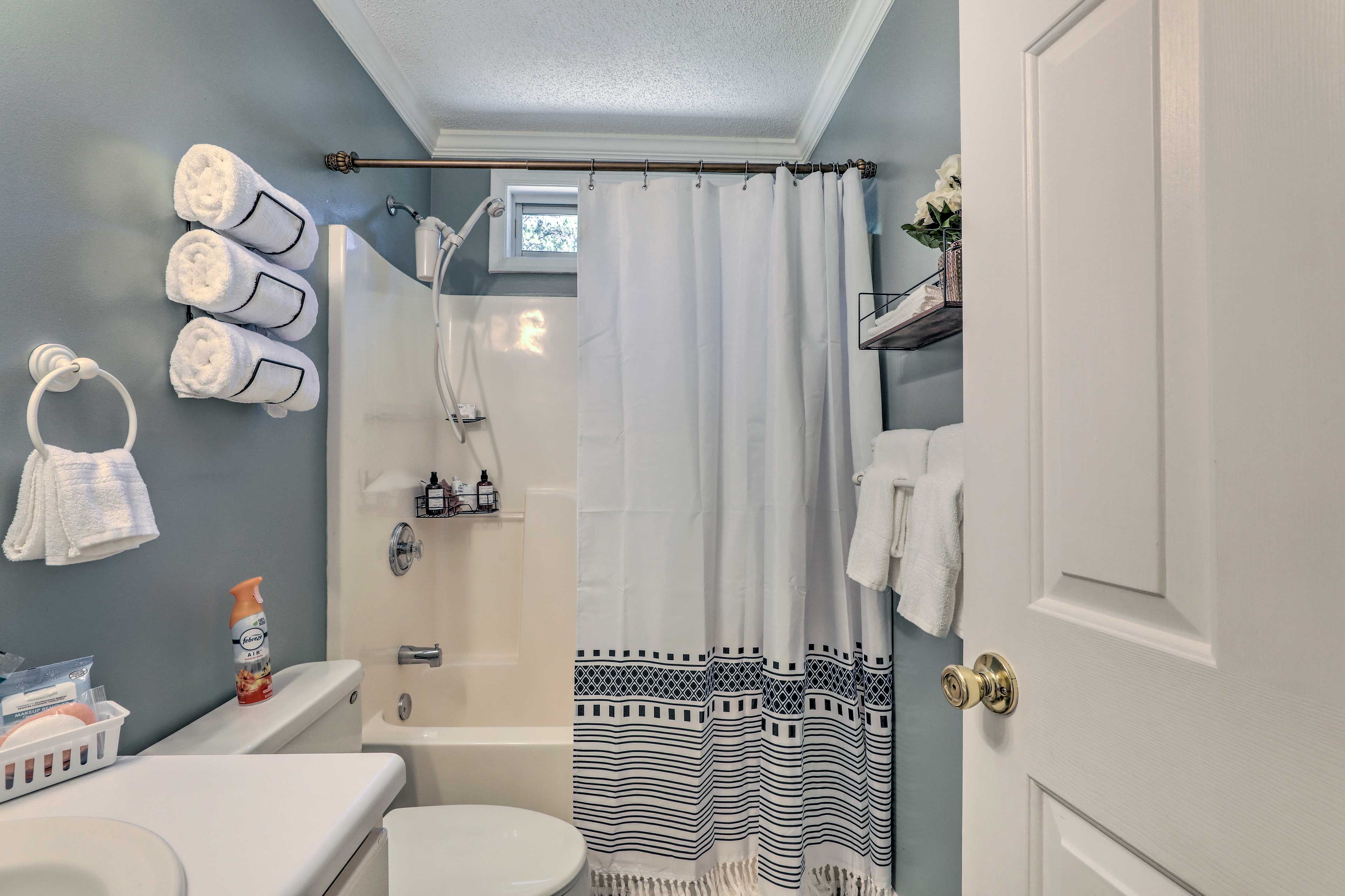 Full Bathroom | Complimentary Toiletries