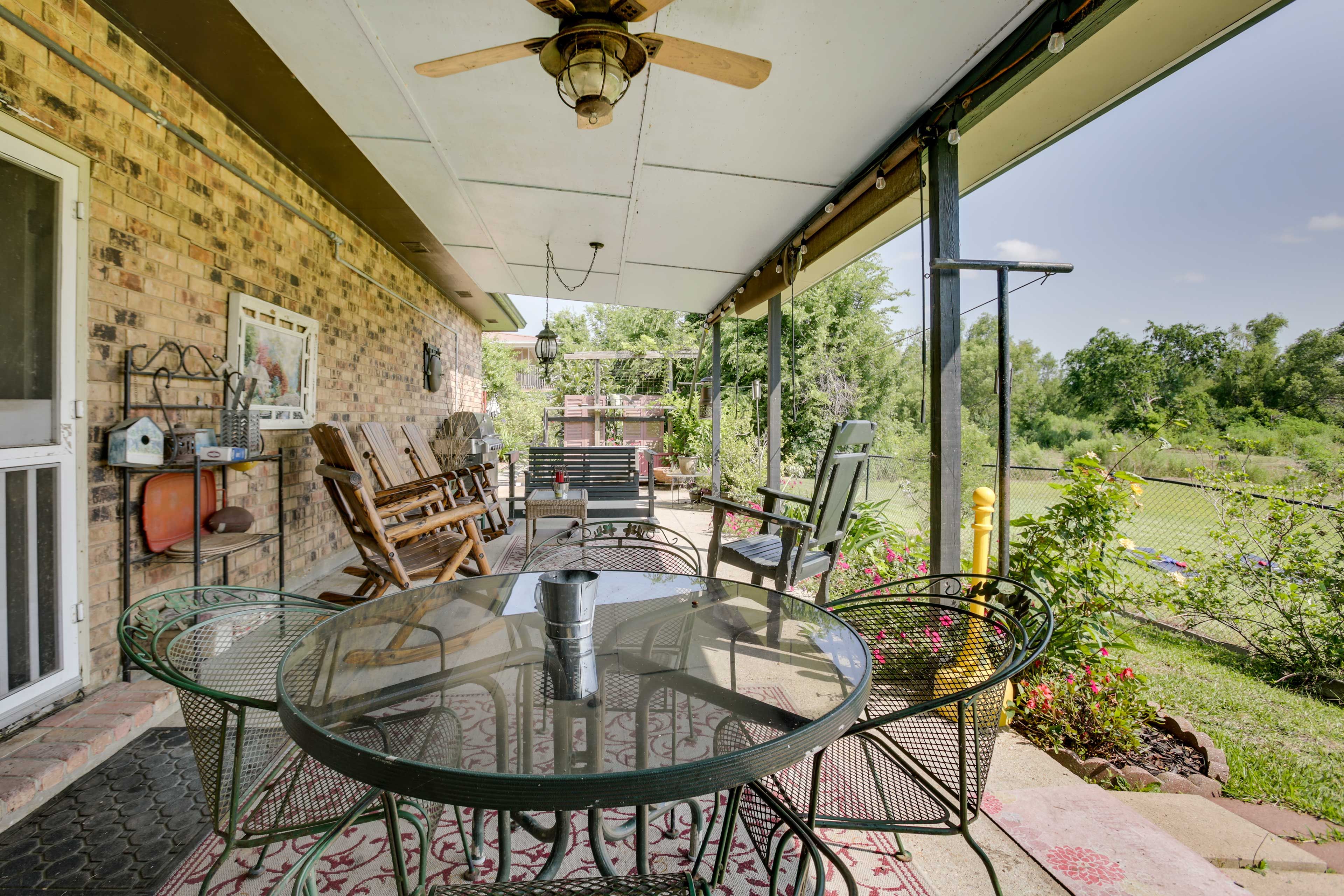Outdoor Kitchen | Sink | Stove | Dining Area