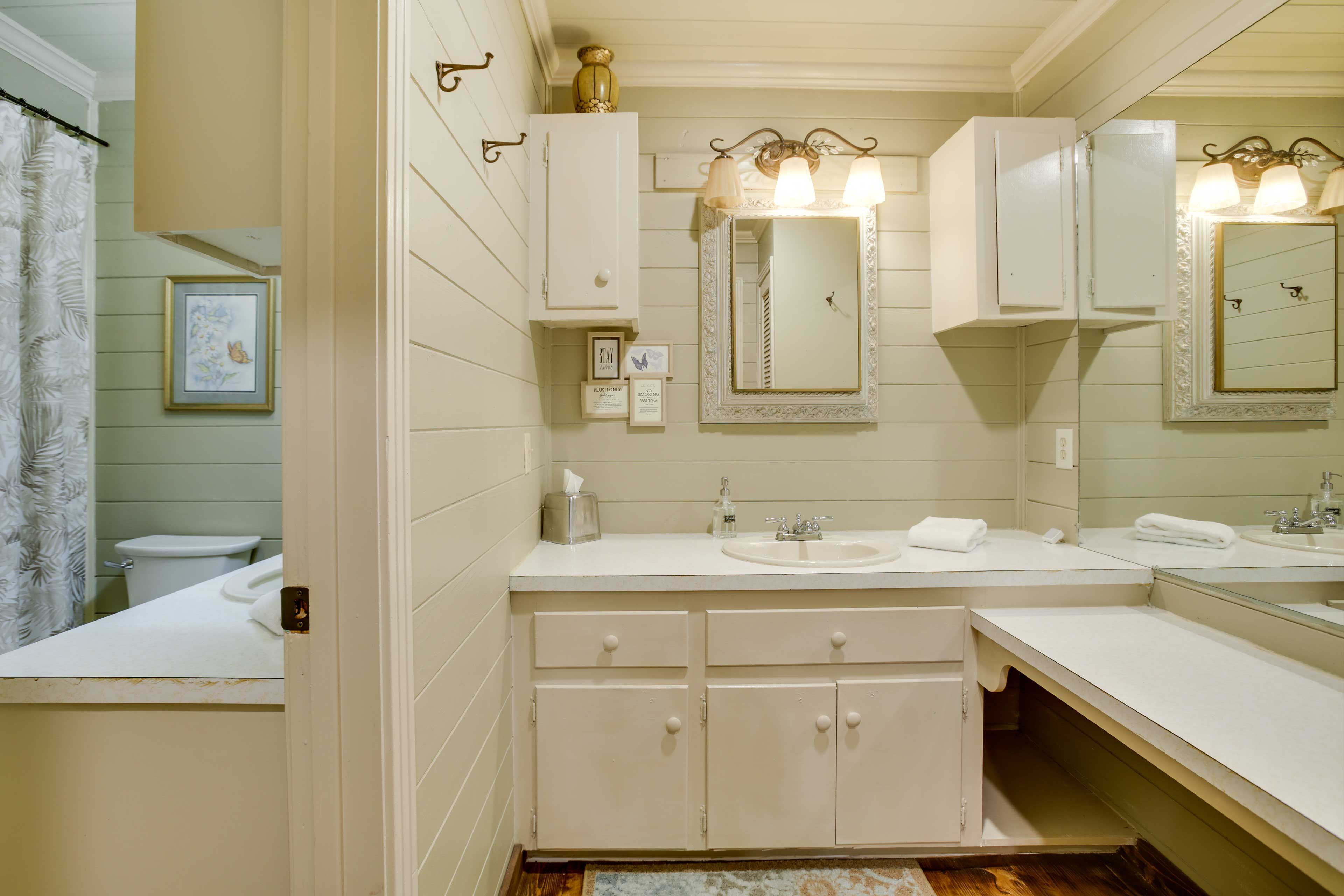 Full Bathroom | Towels Provided