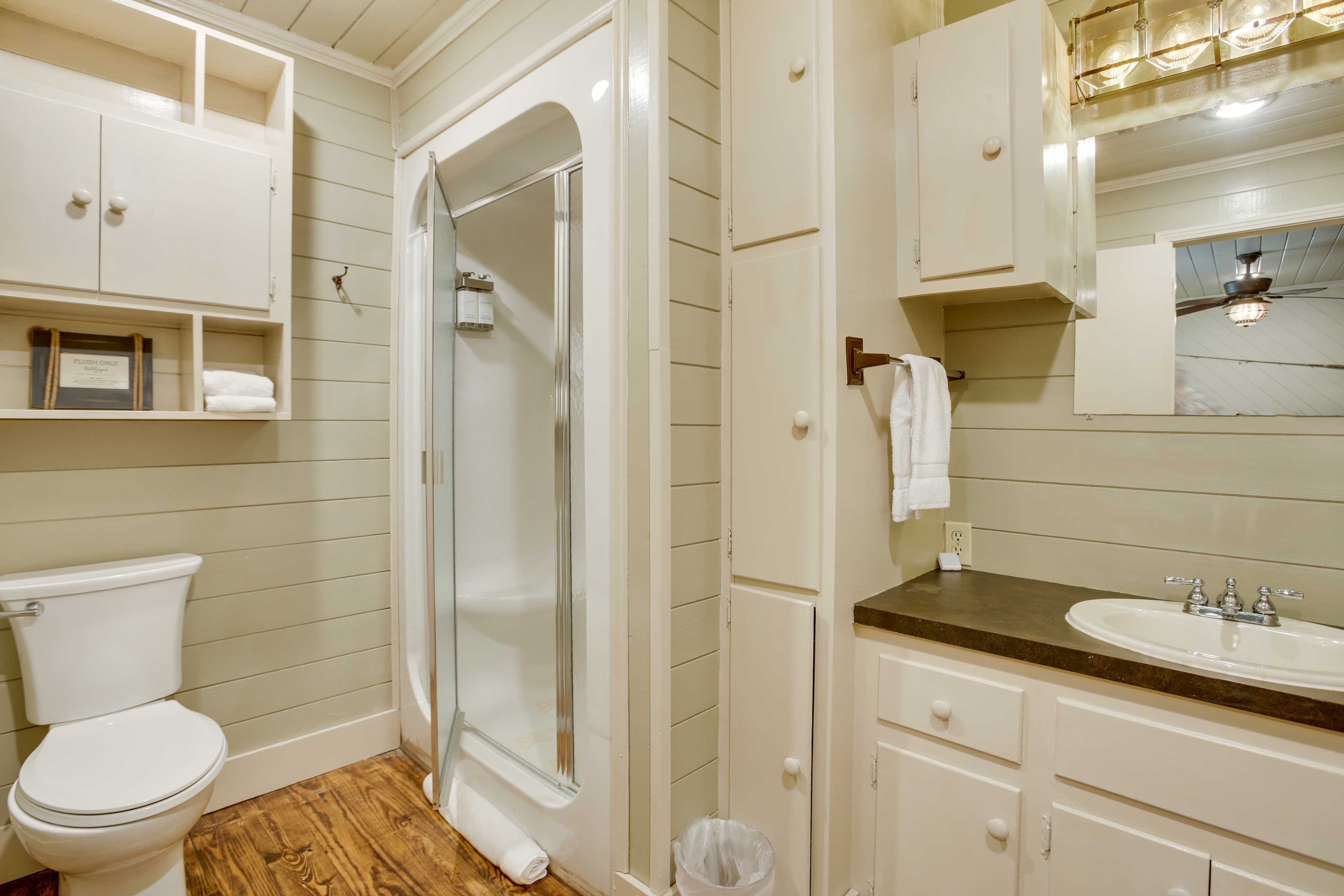 En-Suite Bath | Complimentary Toiletries