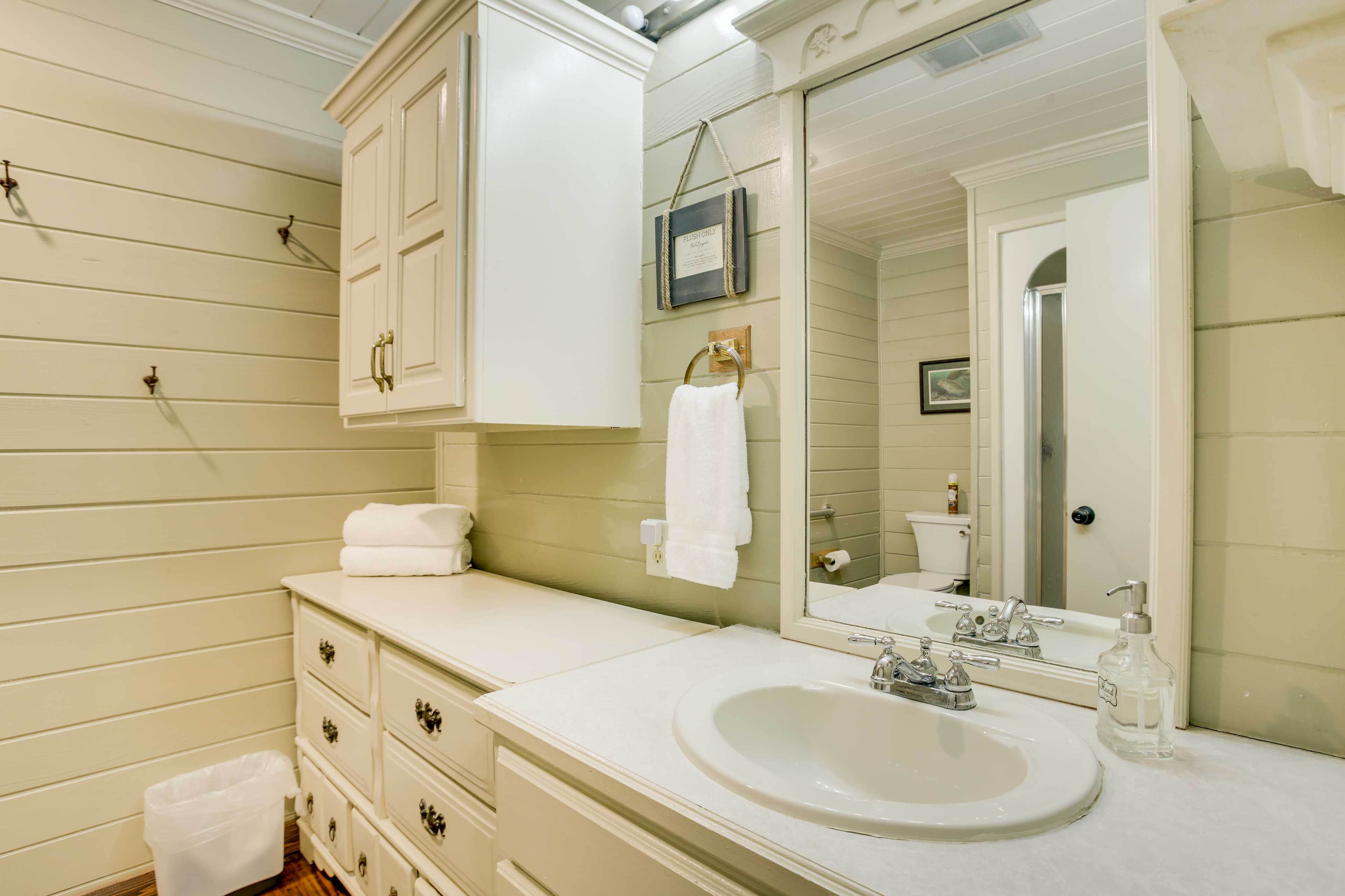 Full Bathroom | Trash Bags/Paper Towels Provided