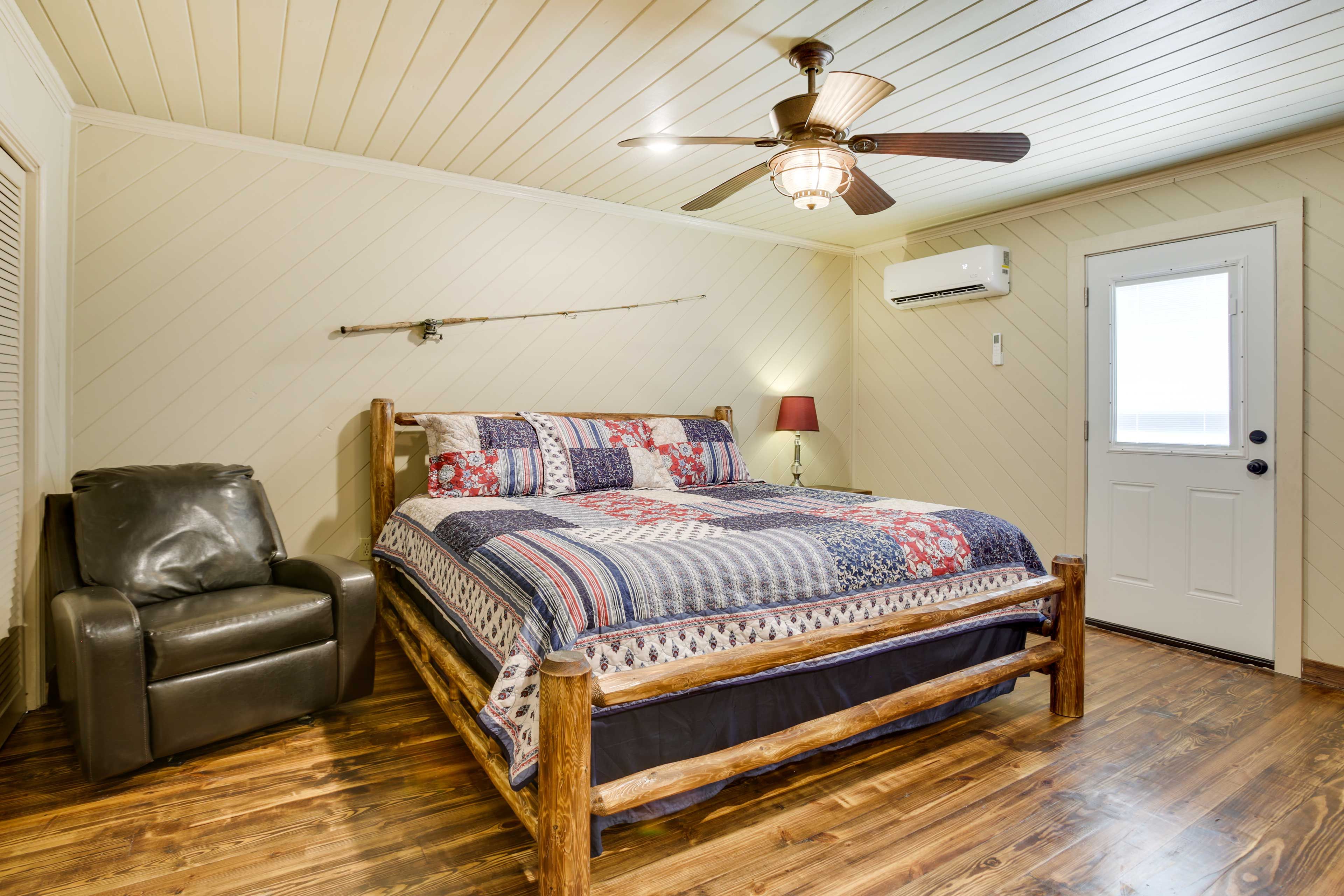 Bedroom 1 | King Bed | Smart TV | En-Suite Bathroom