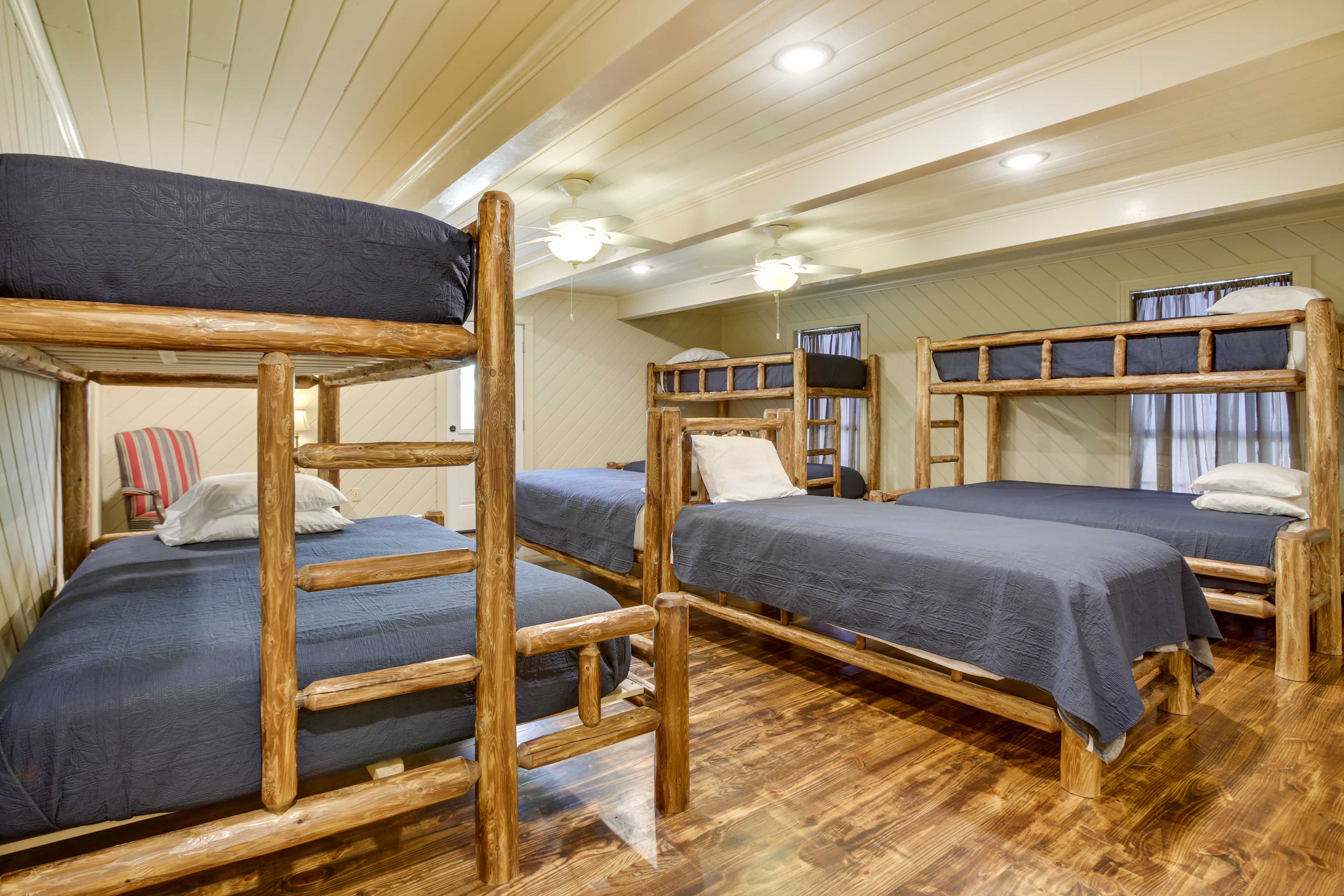 Bedroom 2 | 3 Twin XL/Queen Bunk Beds | 2 Twin XL Beds