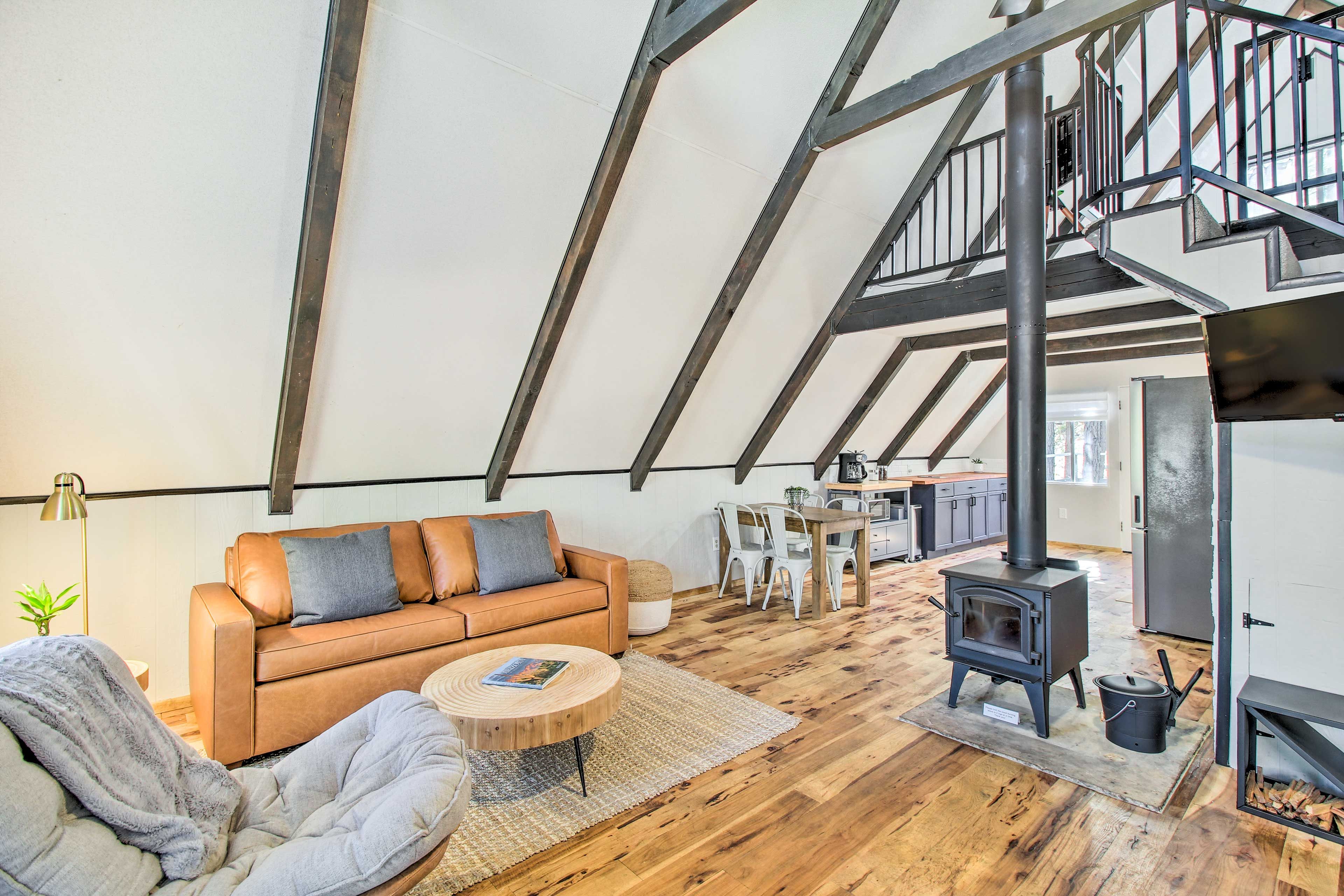 Living Room | Free WiFi | Pack 'n Play | 1,000 Sq Ft