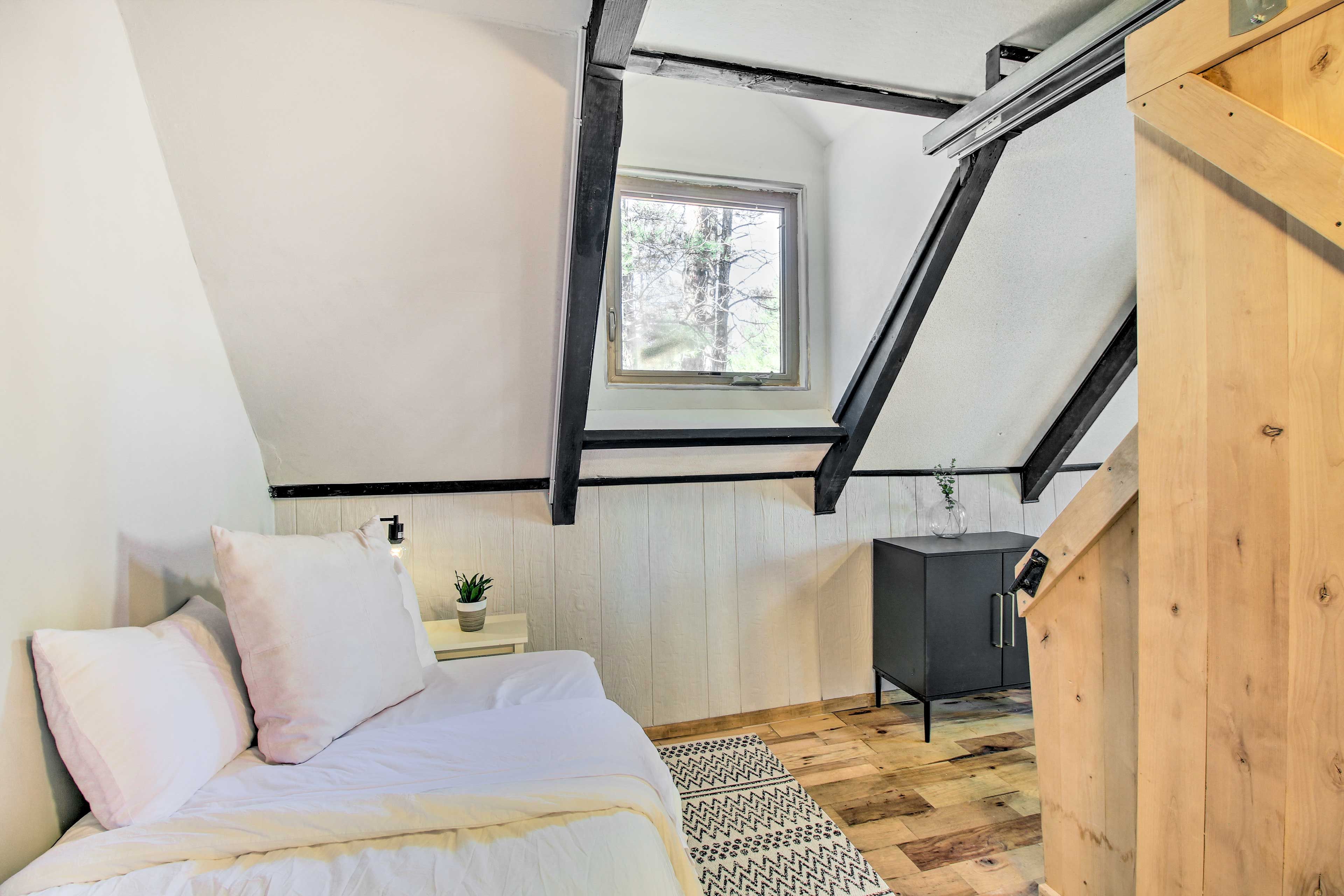 Bedroom | Twin Bed w/ Twin Trundle | Main Floor