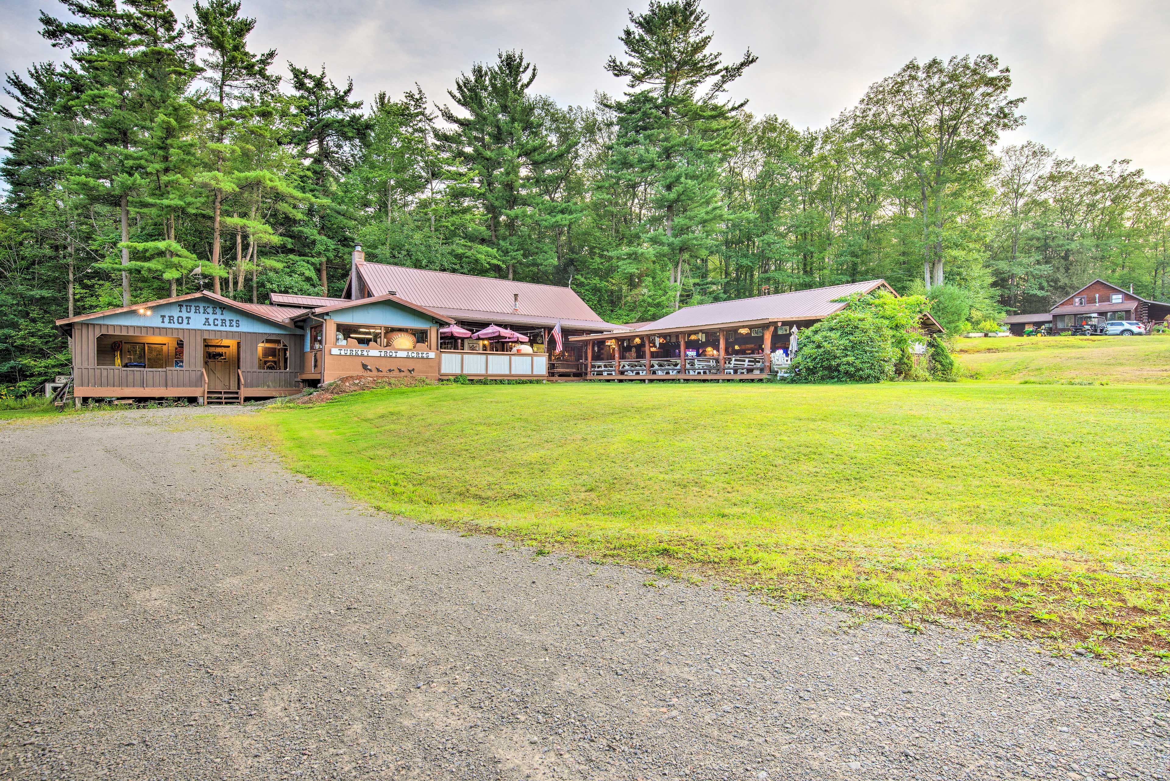Property Exterior | Gravel Driveway (10+ Vehicles) | Trailer Parking Allowed