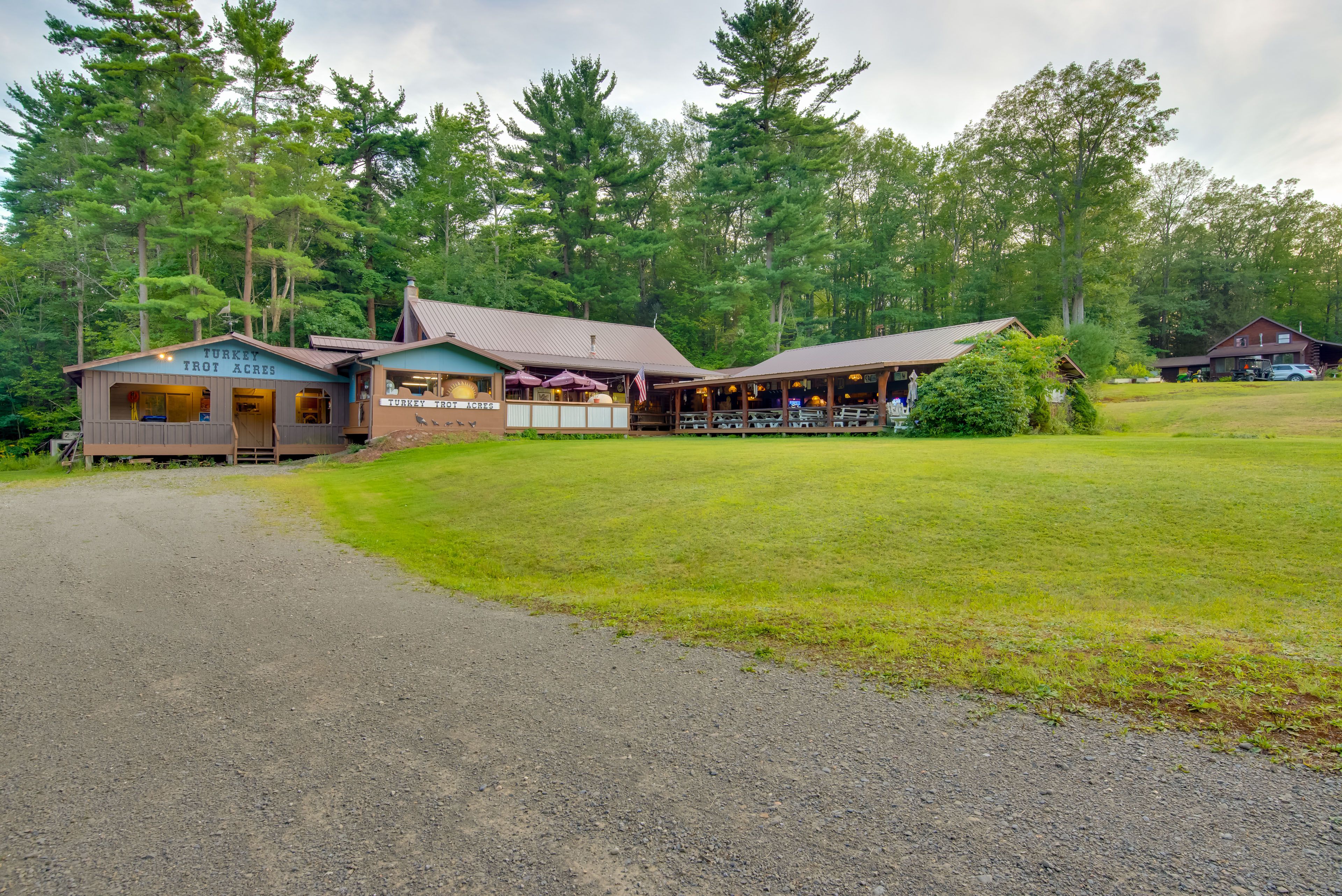 Property Exterior | Gravel Driveway (10+ Vehicles) | Trailer Parking Allowed